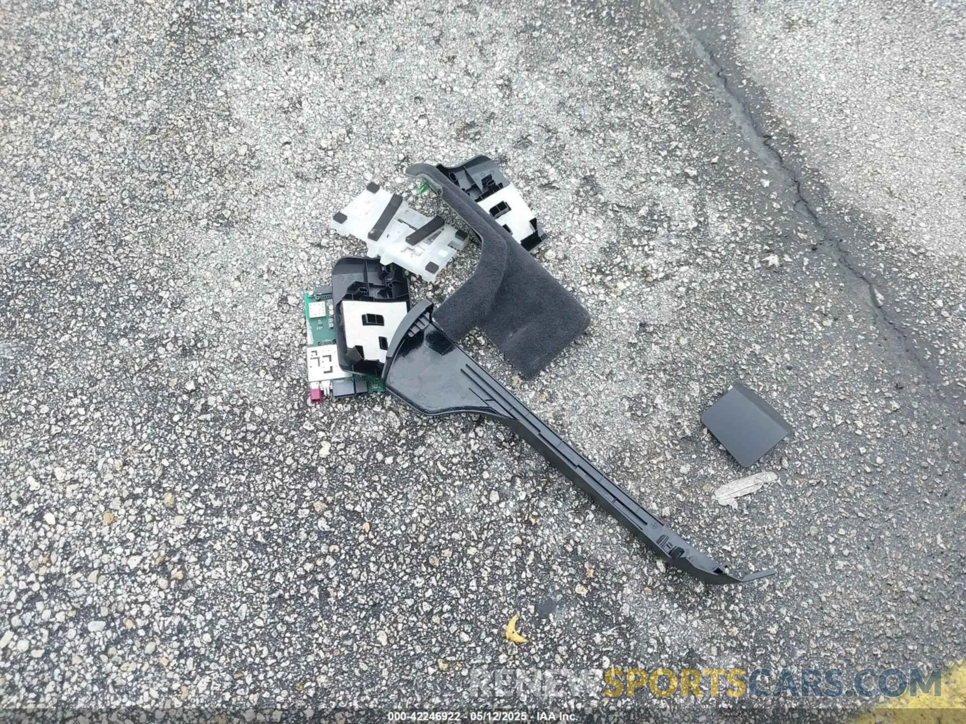 12 Photograph of a damaged car 5UX23EM08R9V06884 BMW X7 2024