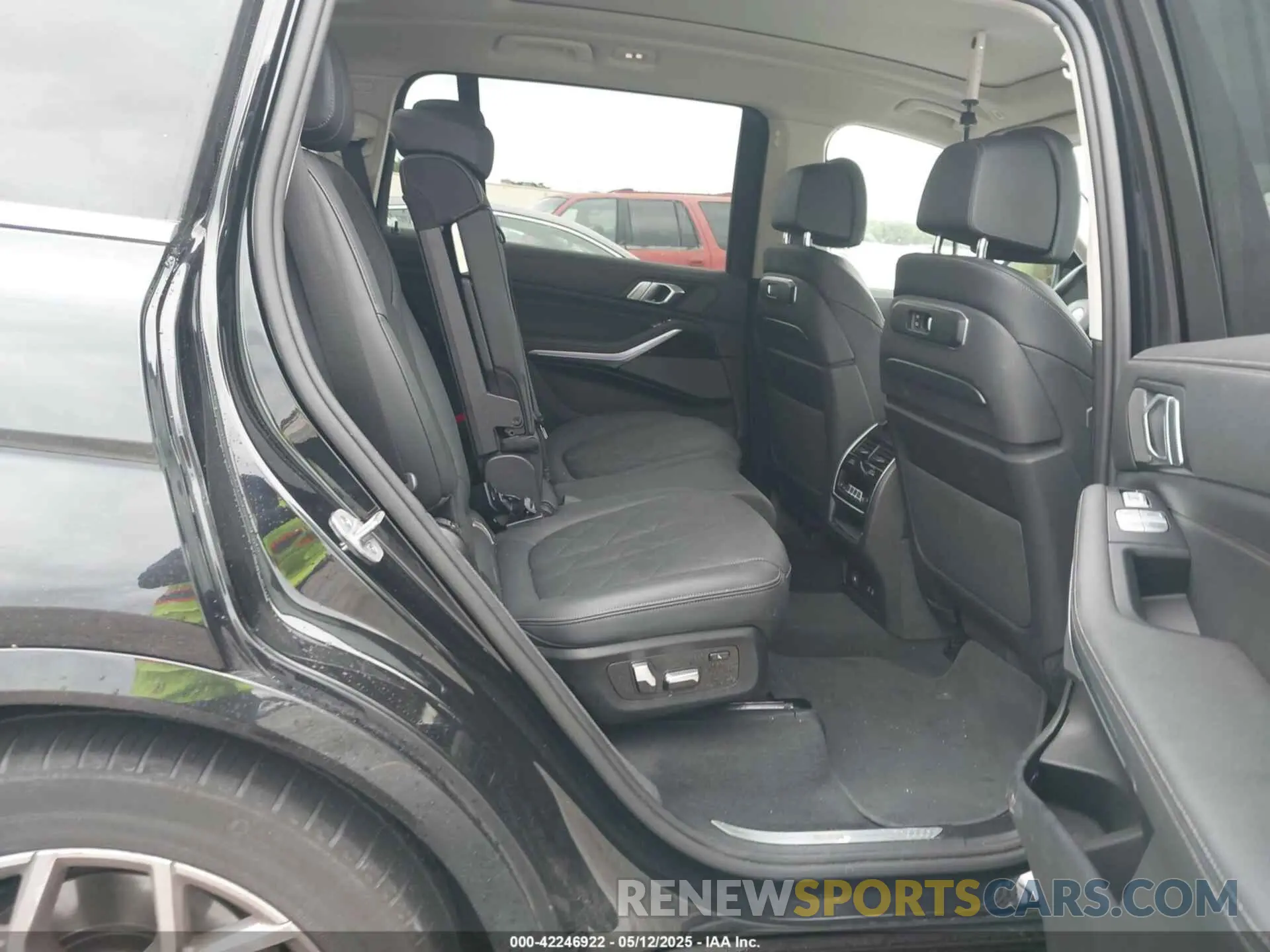 8 Photograph of a damaged car 5UX23EM08R9V06884 BMW X7 2024