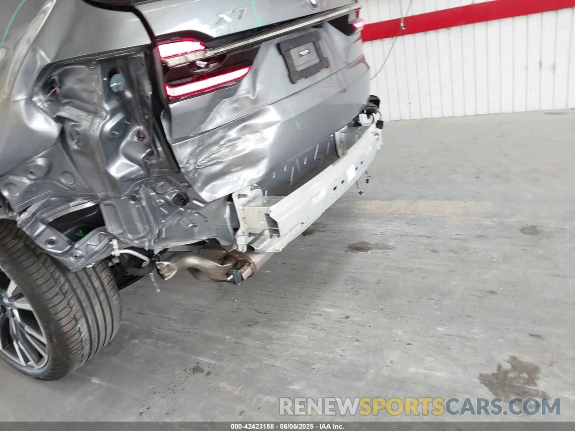 17 Photograph of a damaged car 5UX23EM09R9S95257 BMW X7 2024
