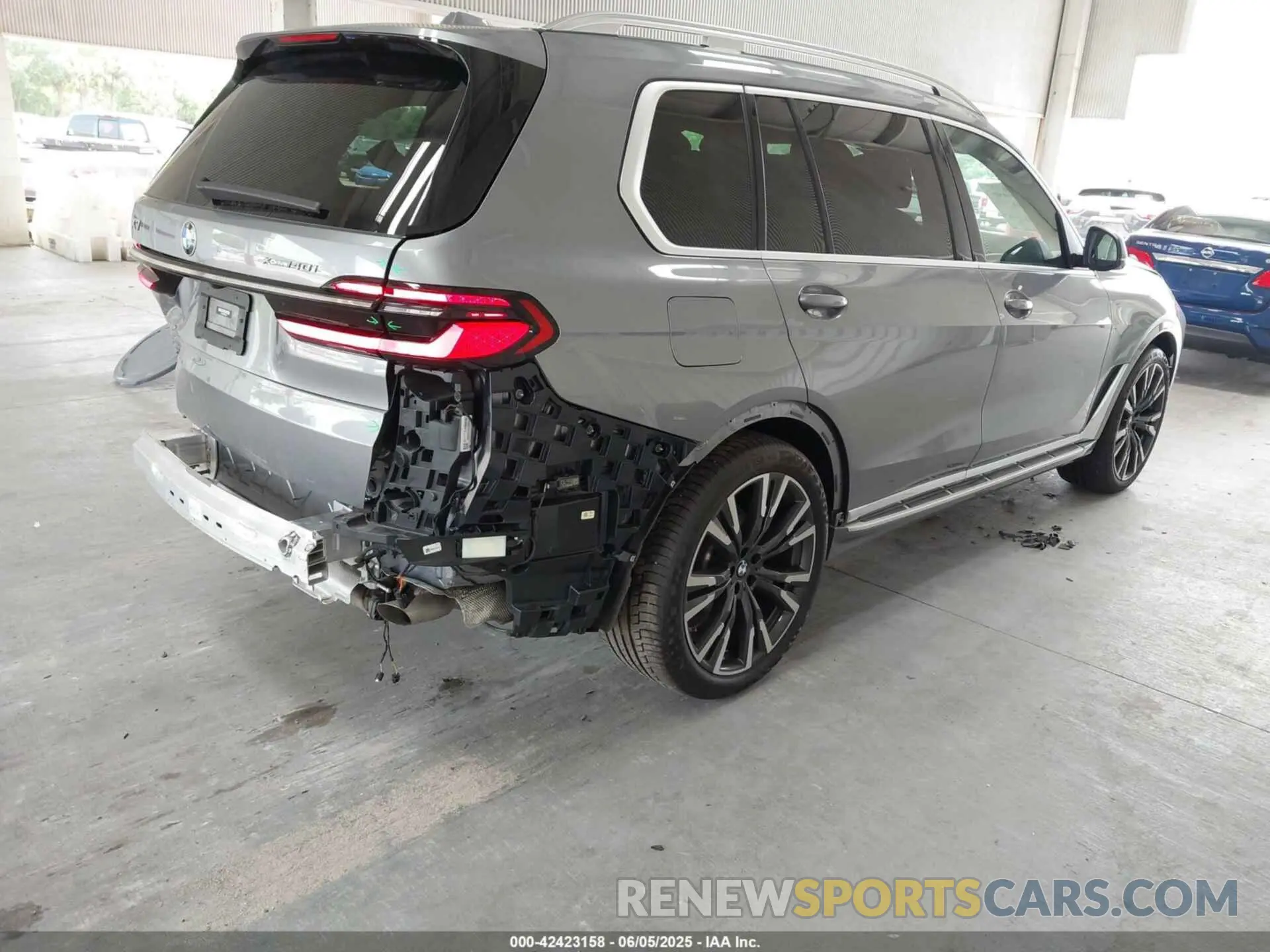 4 Photograph of a damaged car 5UX23EM09R9S95257 BMW X7 2024
