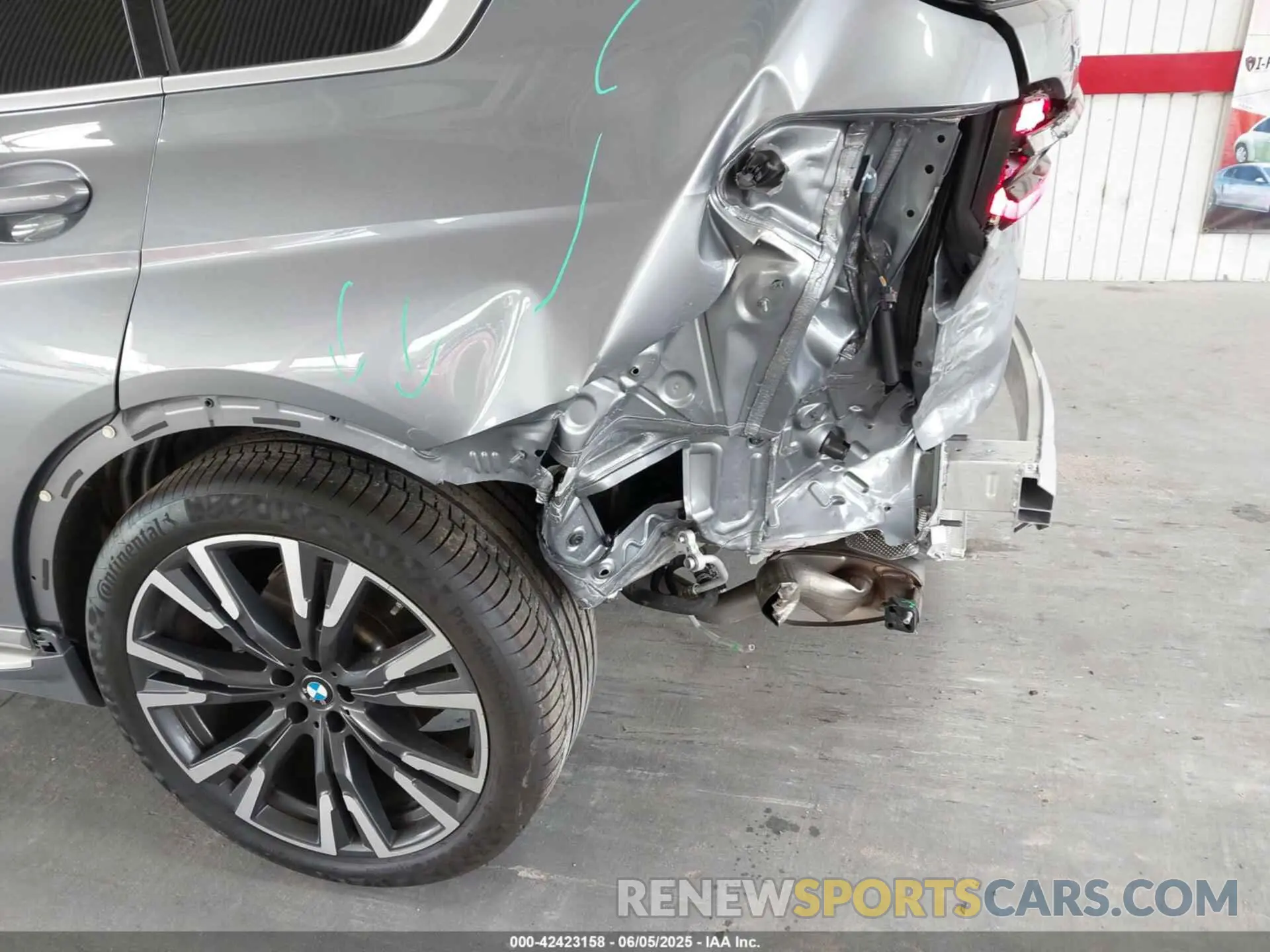 6 Photograph of a damaged car 5UX23EM09R9S95257 BMW X7 2024