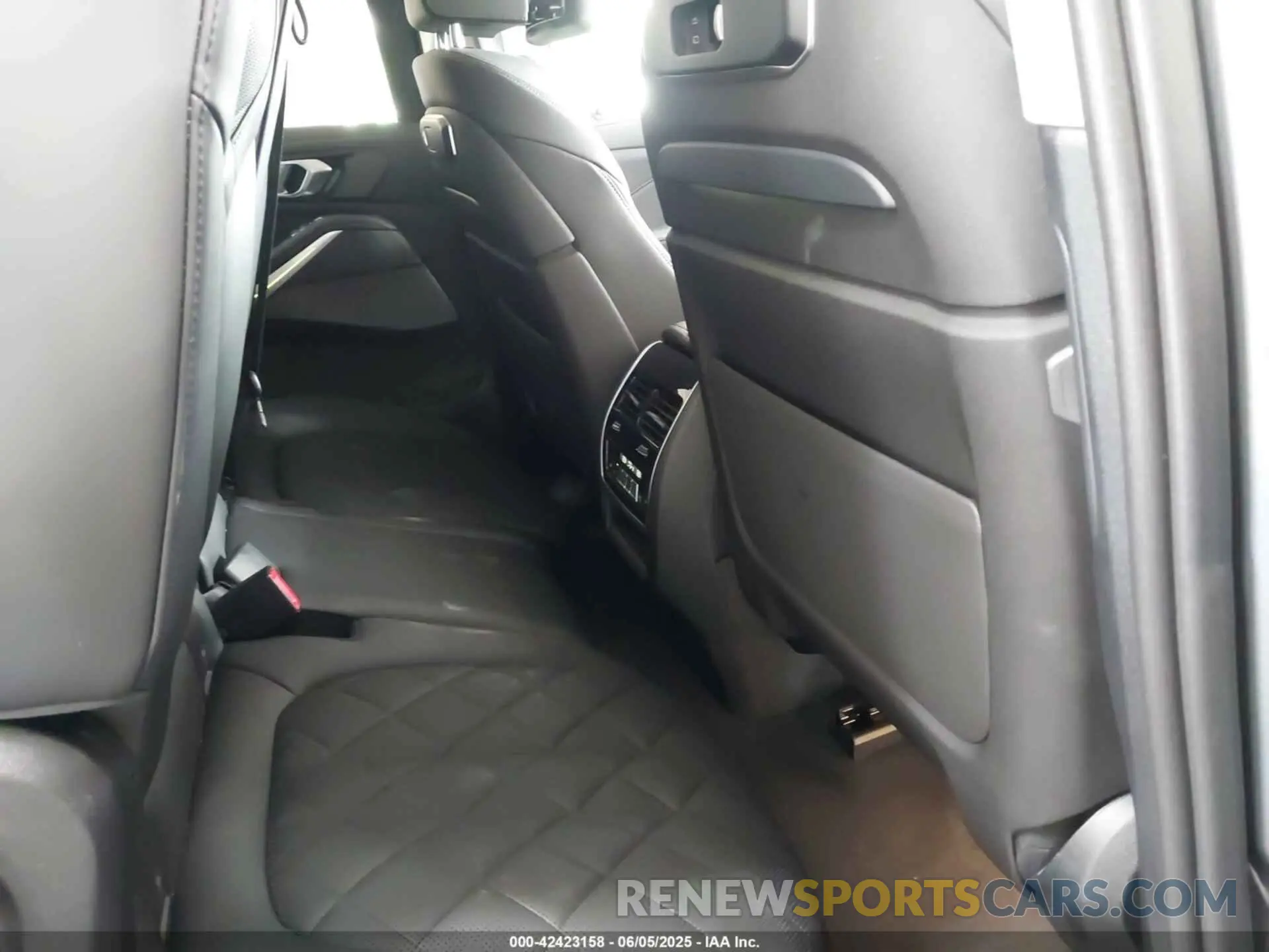 8 Photograph of a damaged car 5UX23EM09R9S95257 BMW X7 2024