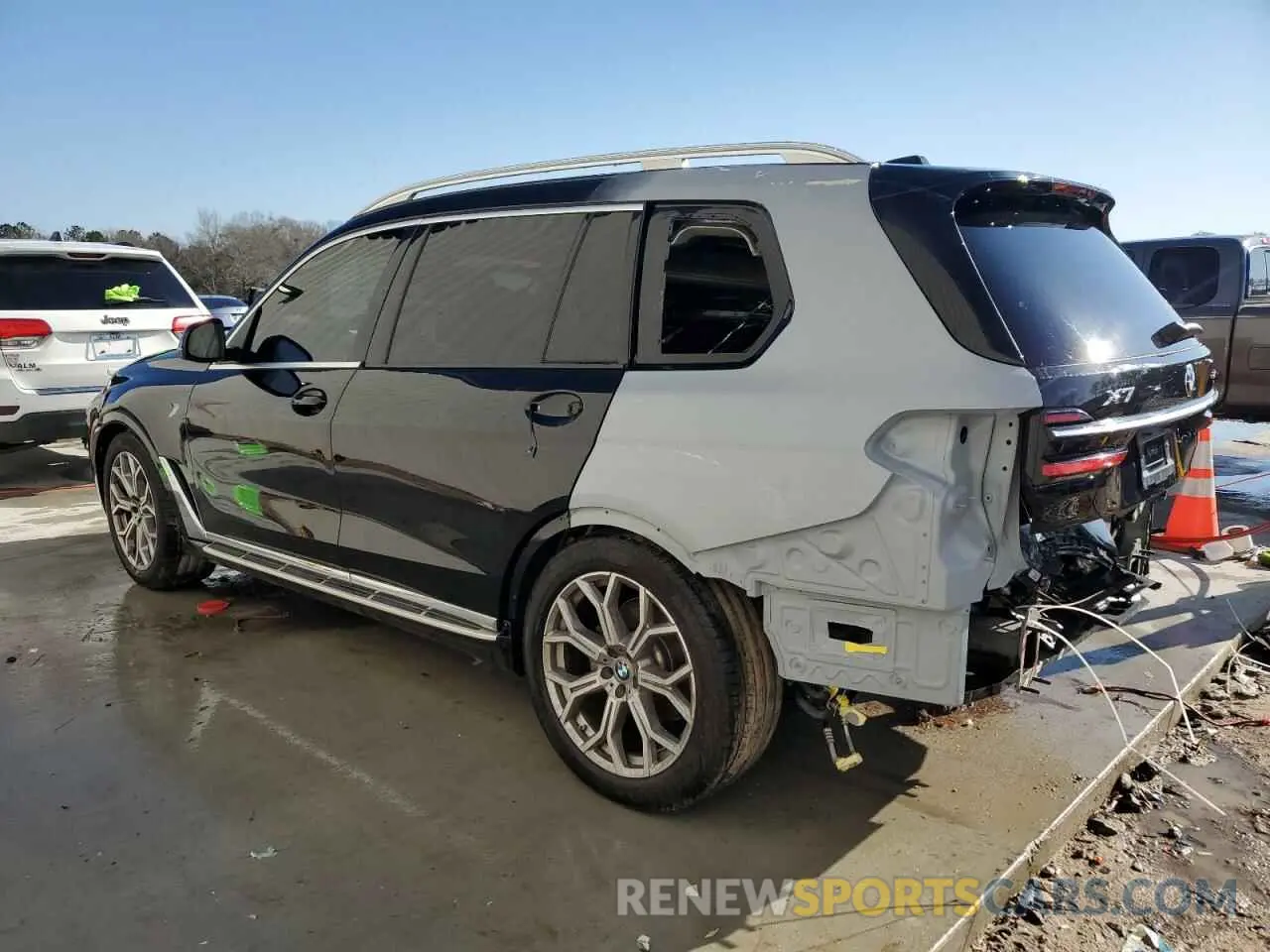 2 Photograph of a damaged car 5UX23EM09R9U39244 BMW X7 2024