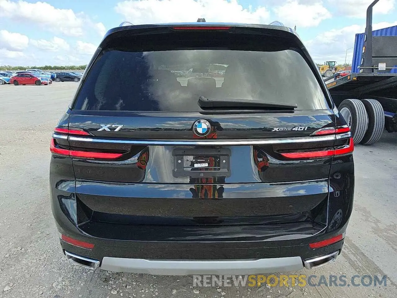 6 Photograph of a damaged car 5UX23EM09R9V90469 BMW X7 2024