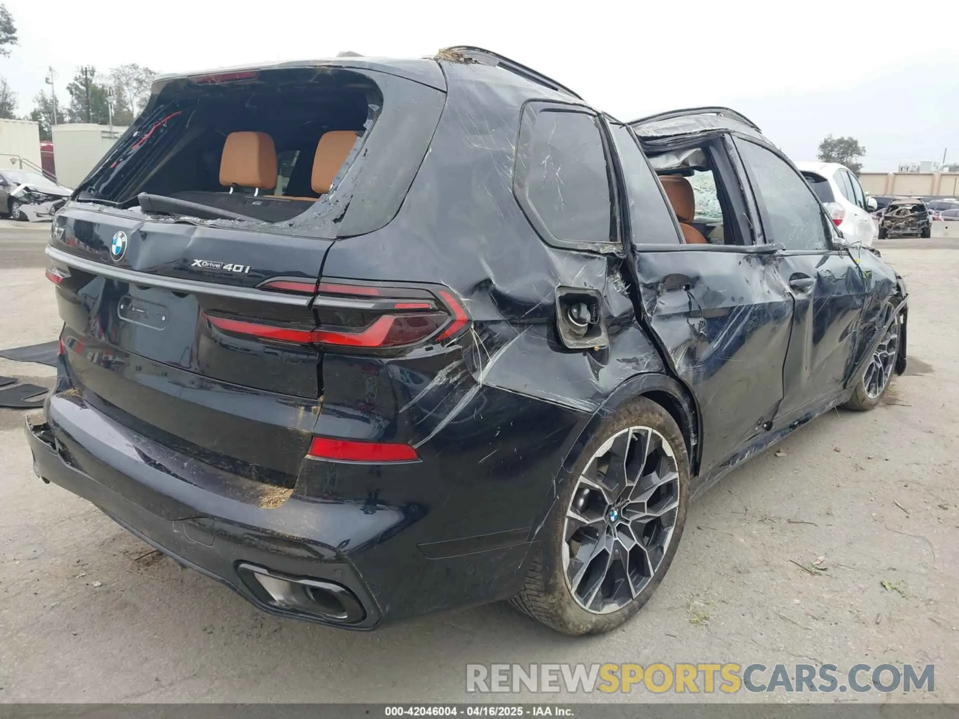 4 Photograph of a damaged car 5UX23EM0XR9W18697 BMW X7 2024