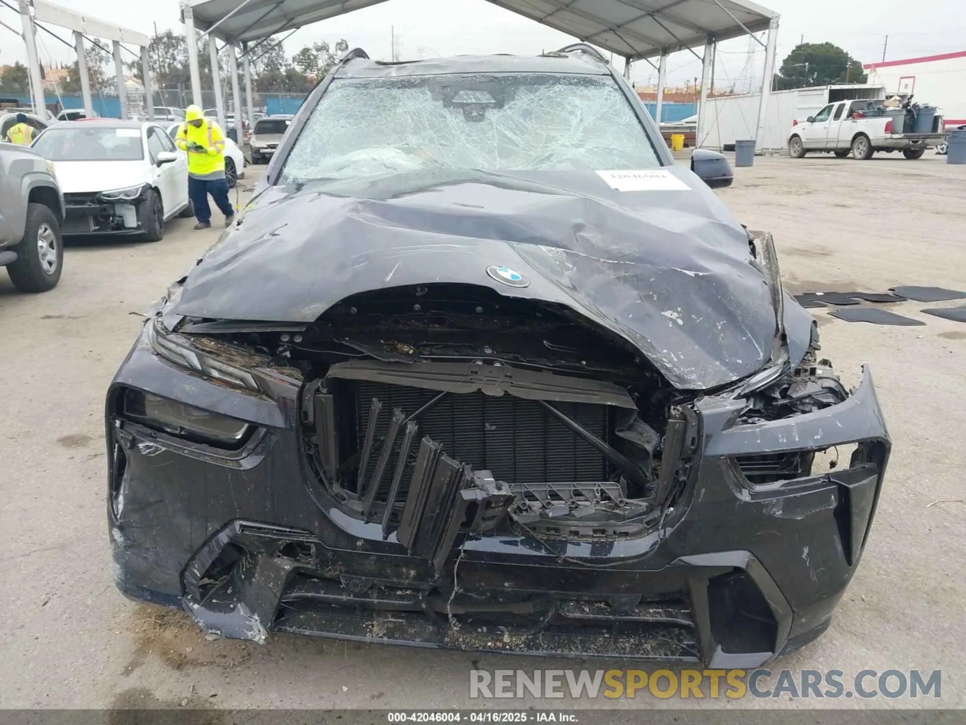 6 Photograph of a damaged car 5UX23EM0XR9W18697 BMW X7 2024
