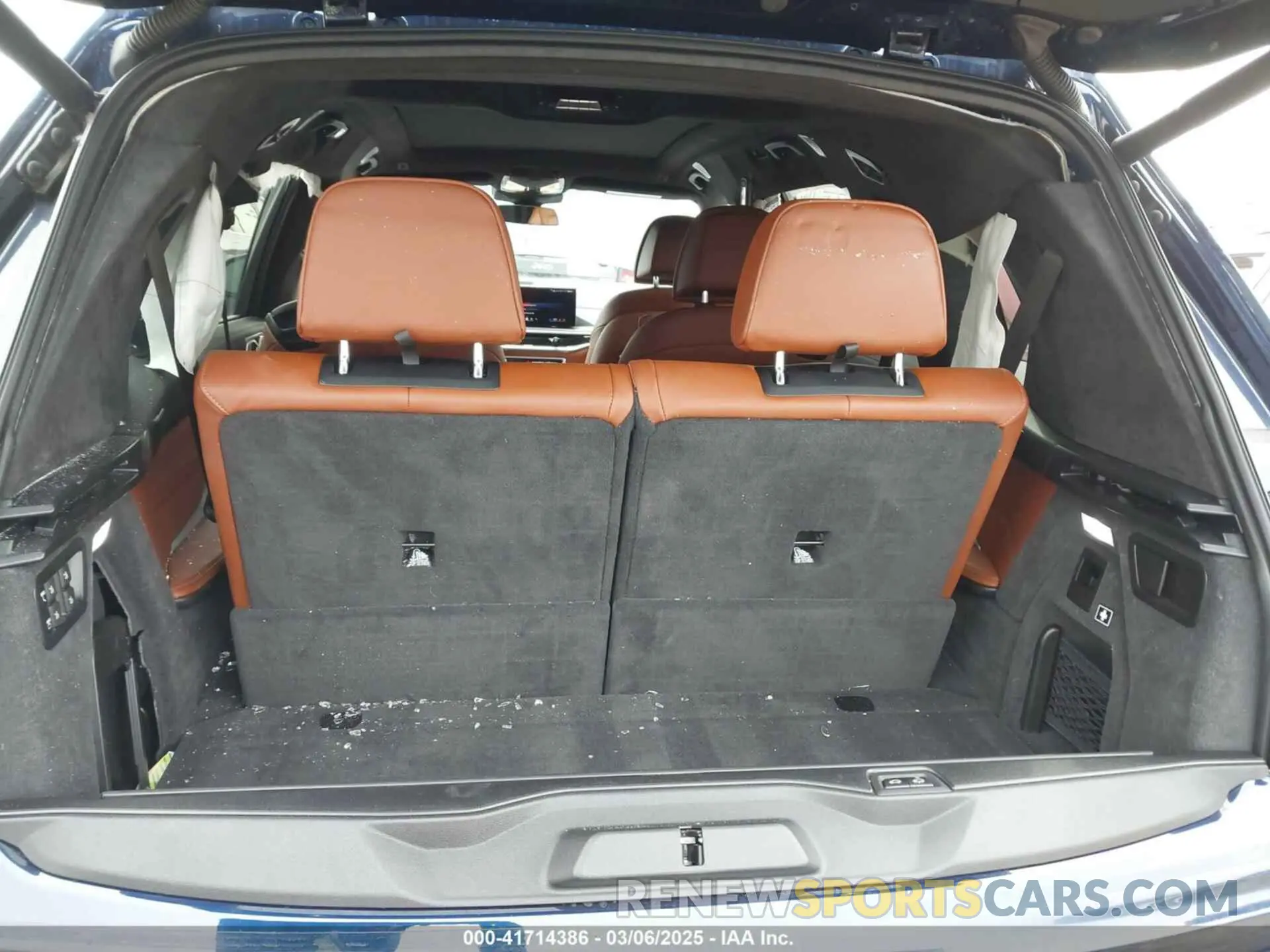 18 Photograph of a damaged car 5UX33EM05R9V43363 BMW X7 2024