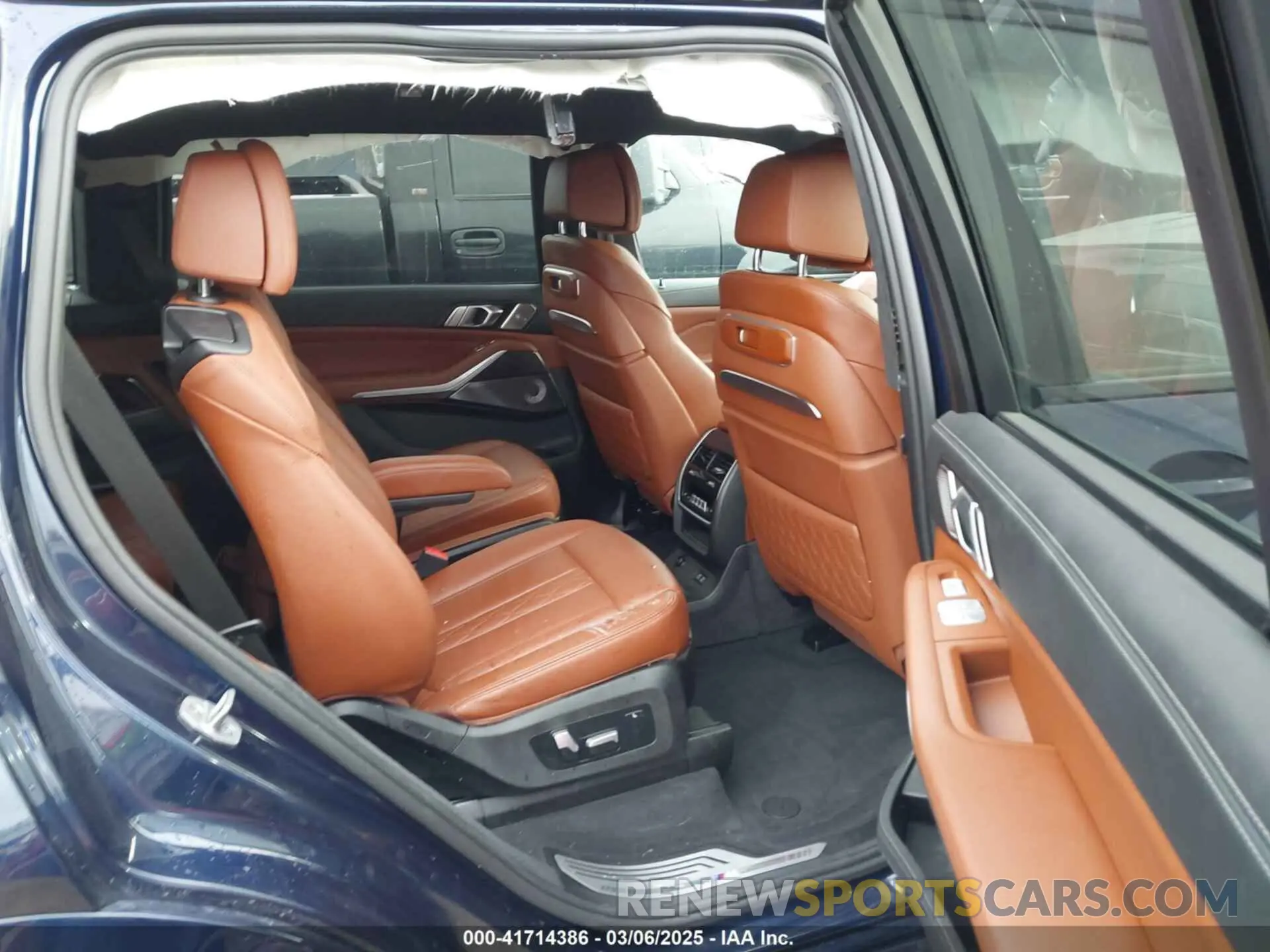 8 Photograph of a damaged car 5UX33EM05R9V43363 BMW X7 2024