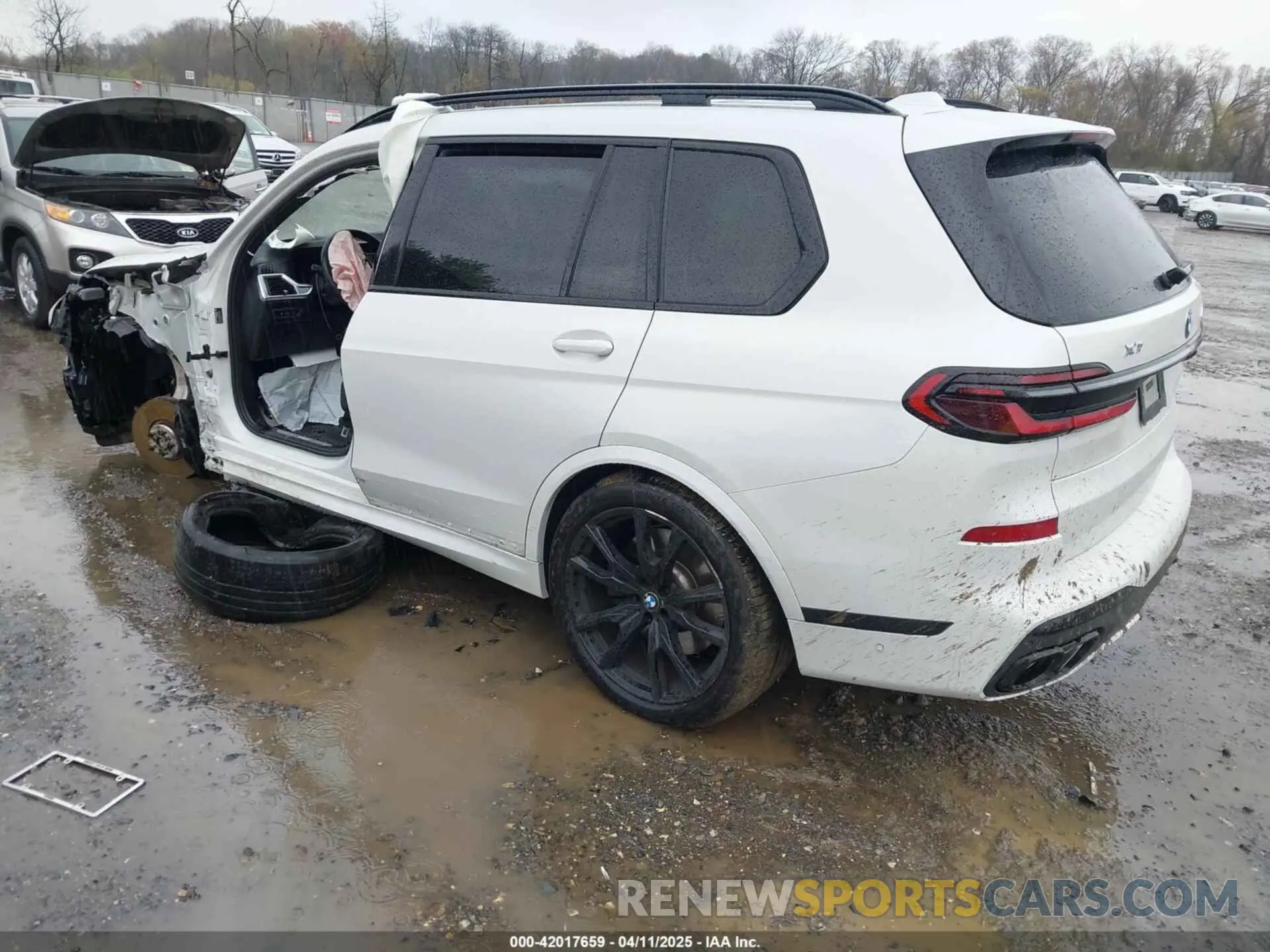 3 Photograph of a damaged car 5UX33EM08R9U05543 BMW X7 2024