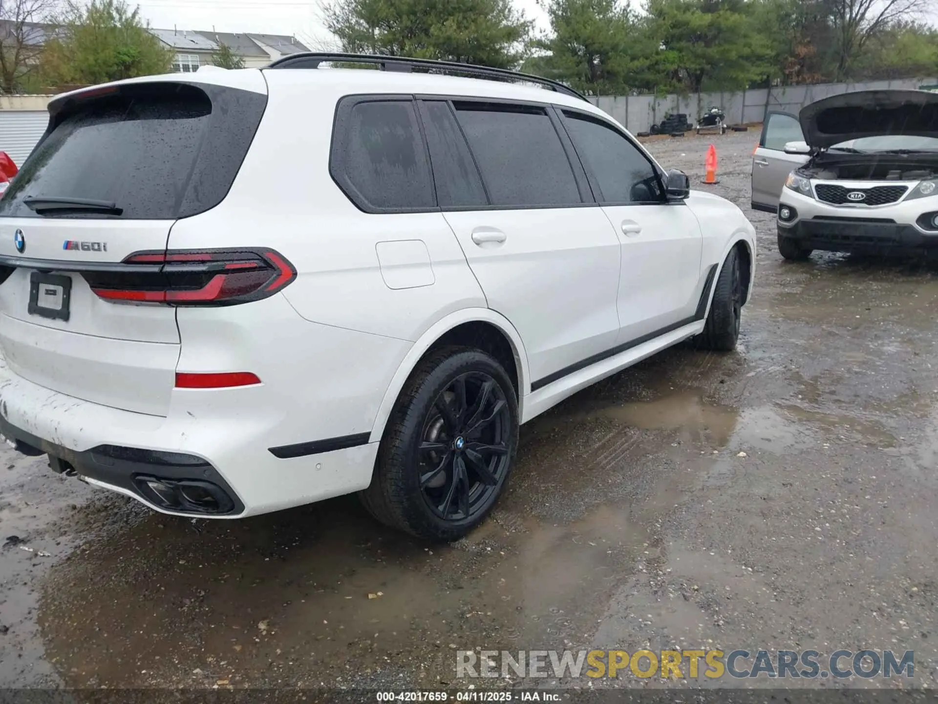 4 Photograph of a damaged car 5UX33EM08R9U05543 BMW X7 2024