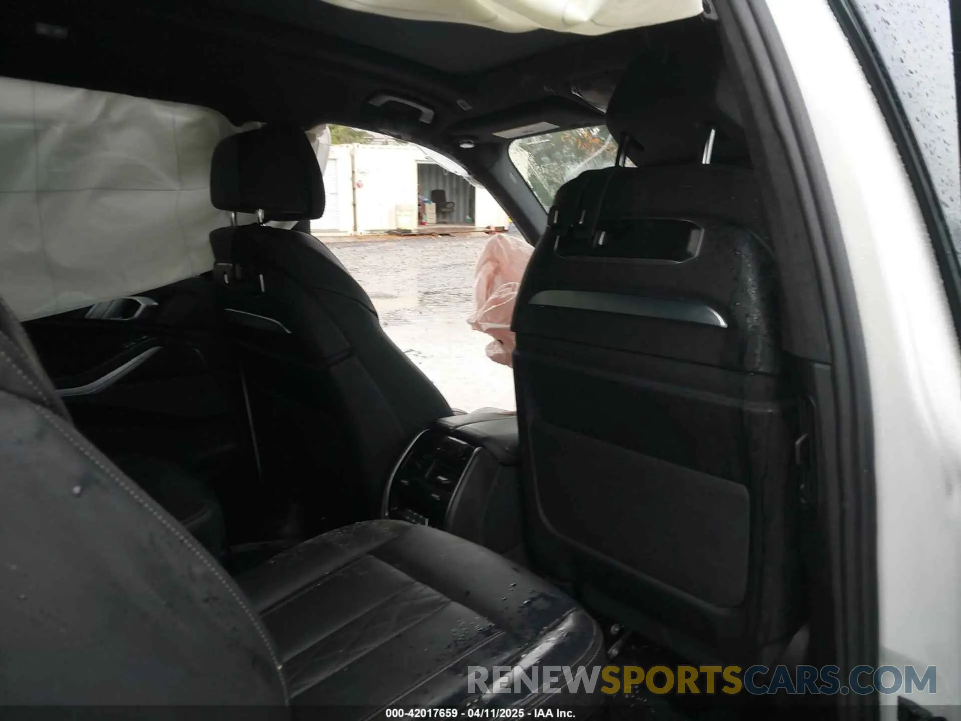 8 Photograph of a damaged car 5UX33EM08R9U05543 BMW X7 2024