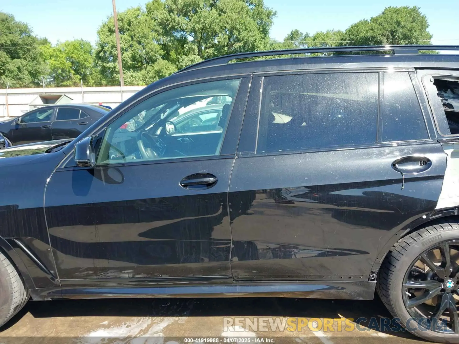 15 Photograph of a damaged car 5UX33EM09R9U06877 BMW X7 2024