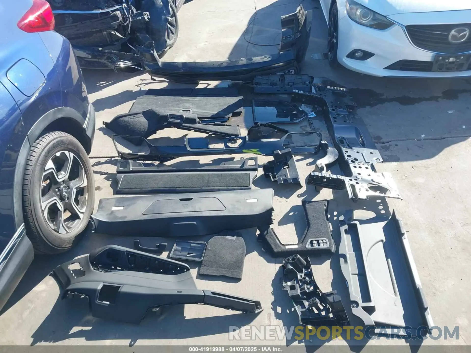 18 Photograph of a damaged car 5UX33EM09R9U06877 BMW X7 2024