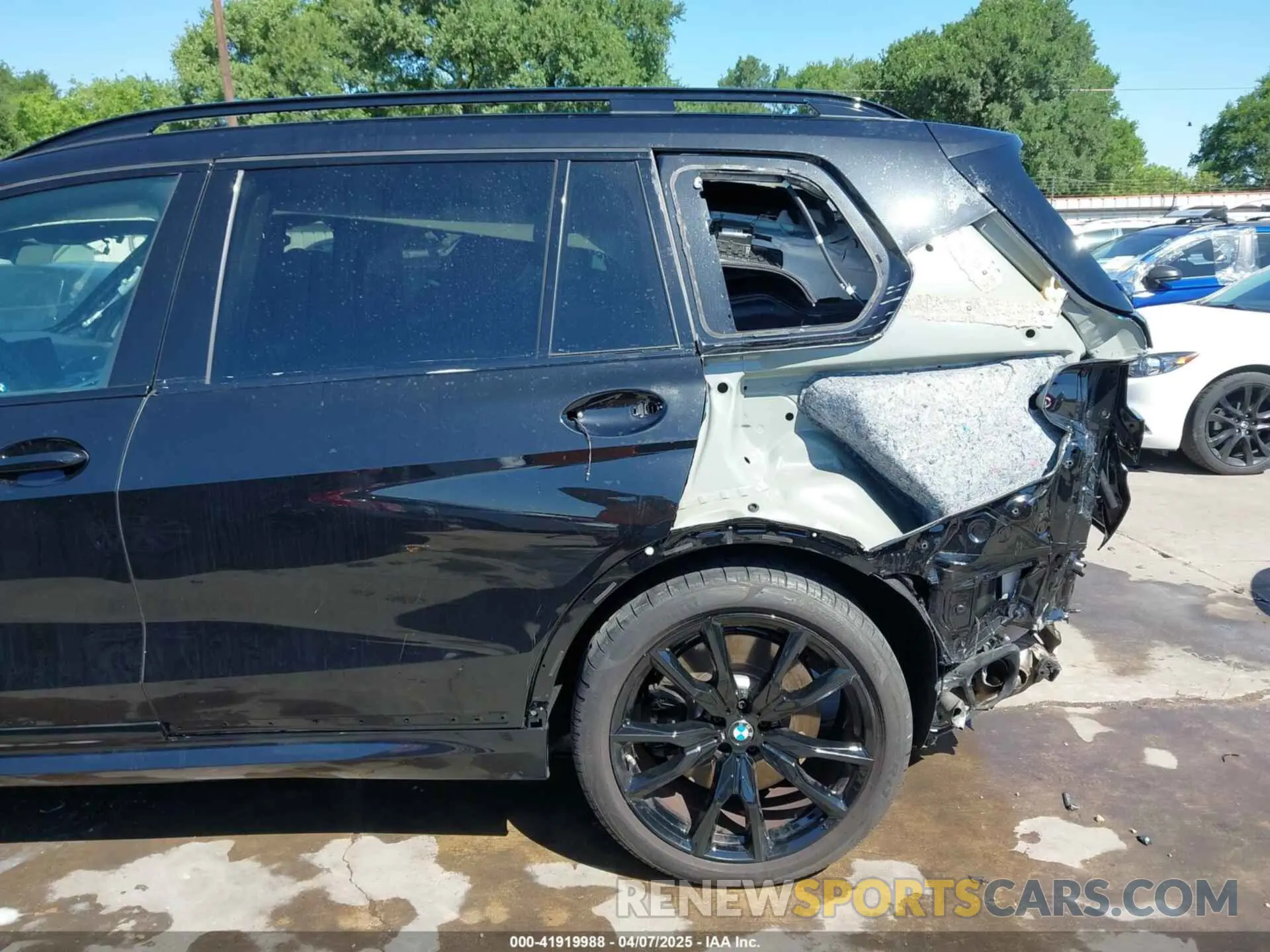 22 Photograph of a damaged car 5UX33EM09R9U06877 BMW X7 2024