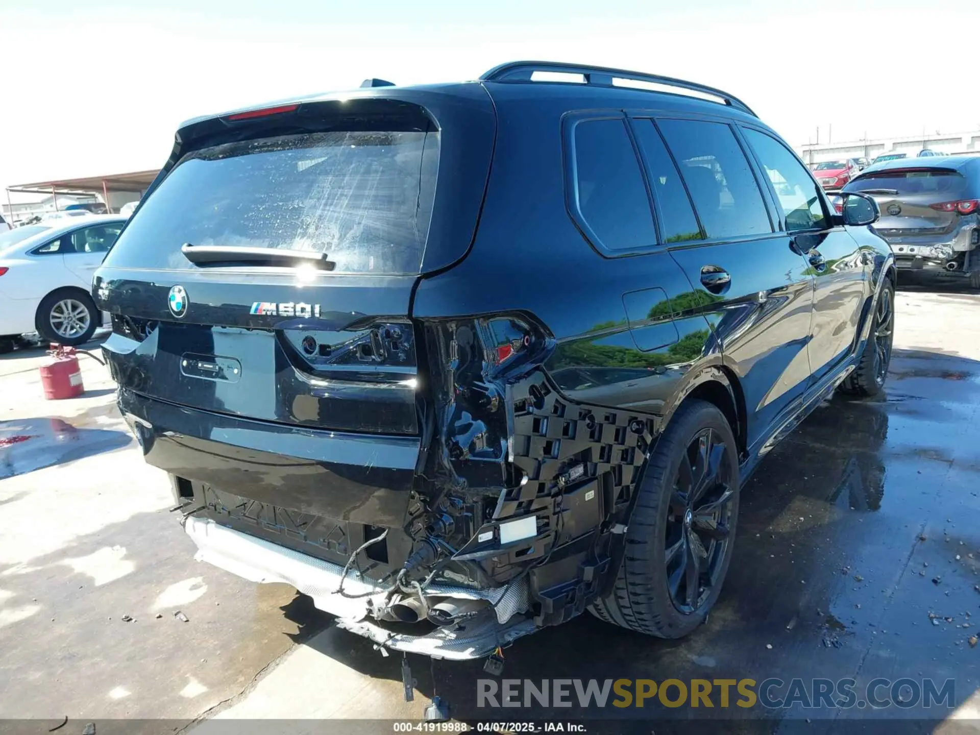 4 Photograph of a damaged car 5UX33EM09R9U06877 BMW X7 2024