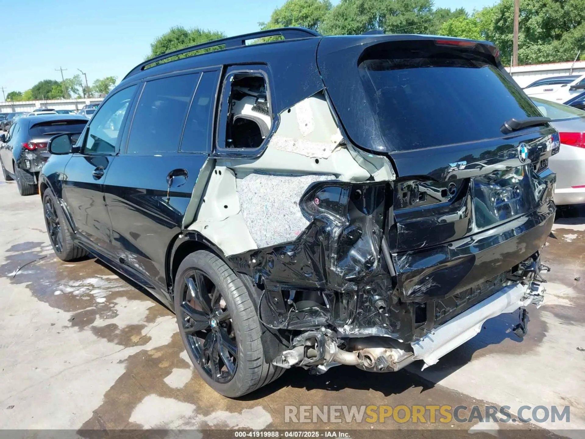 6 Photograph of a damaged car 5UX33EM09R9U06877 BMW X7 2024