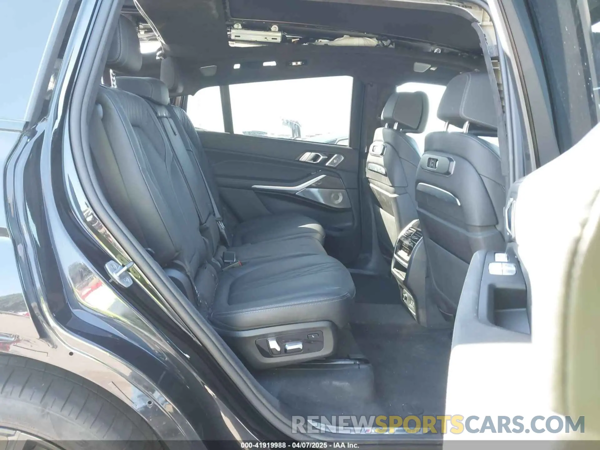 8 Photograph of a damaged car 5UX33EM09R9U06877 BMW X7 2024