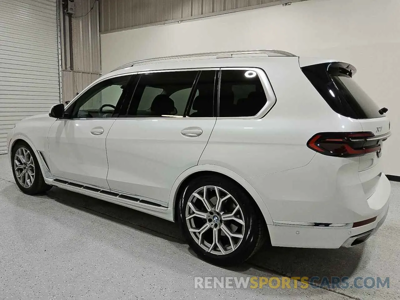 2 Photograph of a damaged car 5UX23EM00S9W33358 BMW X7 2025