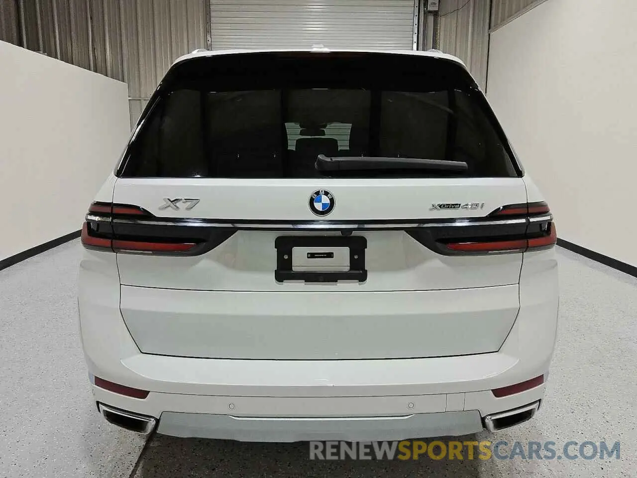 6 Photograph of a damaged car 5UX23EM00S9W33358 BMW X7 2025