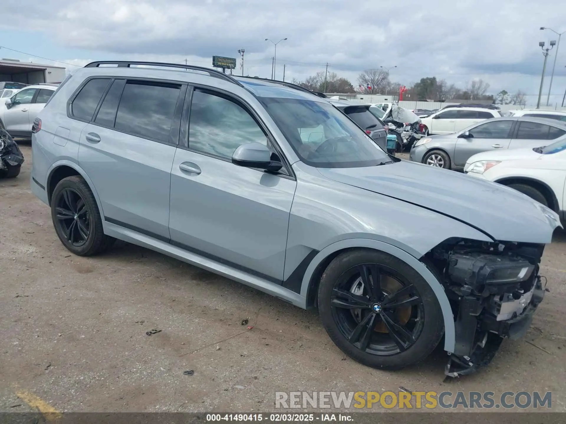 1 Photograph of a damaged car 5UX23EM01S9W23566 BMW X7 2025
