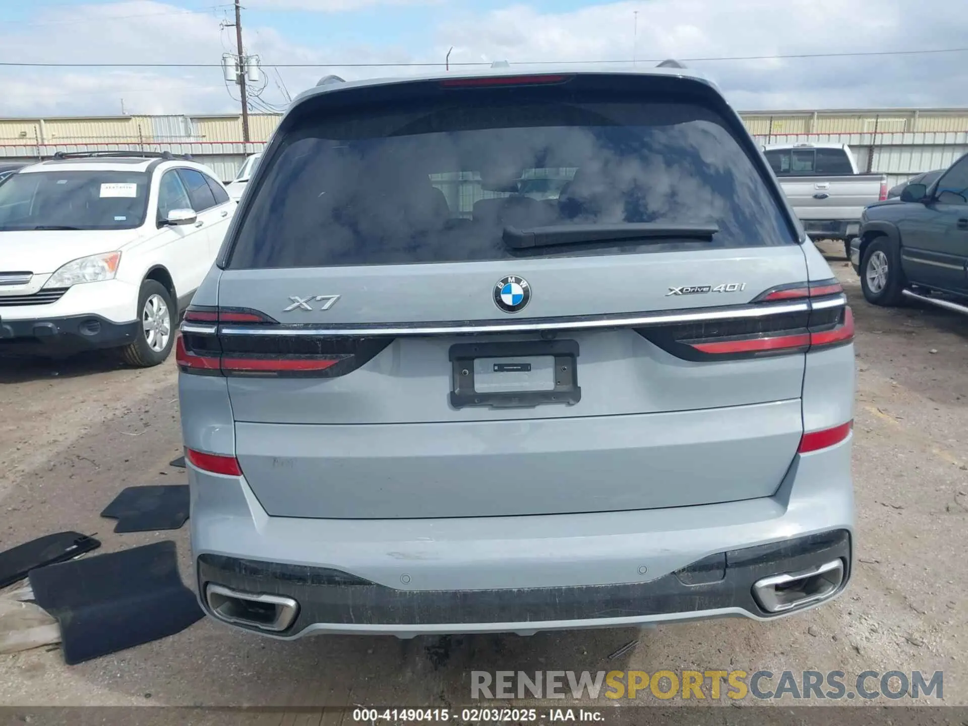 16 Photograph of a damaged car 5UX23EM01S9W23566 BMW X7 2025