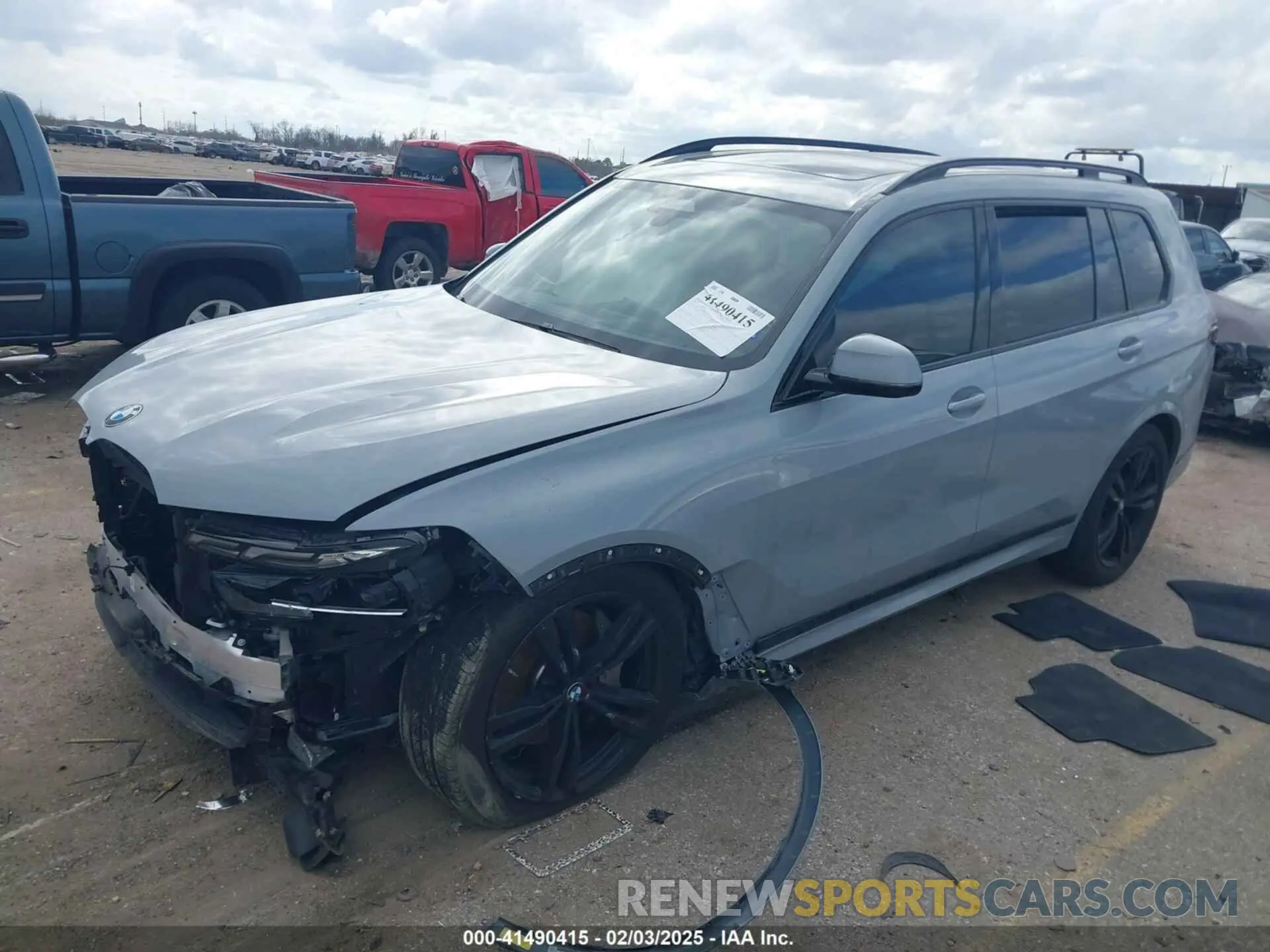 2 Photograph of a damaged car 5UX23EM01S9W23566 BMW X7 2025