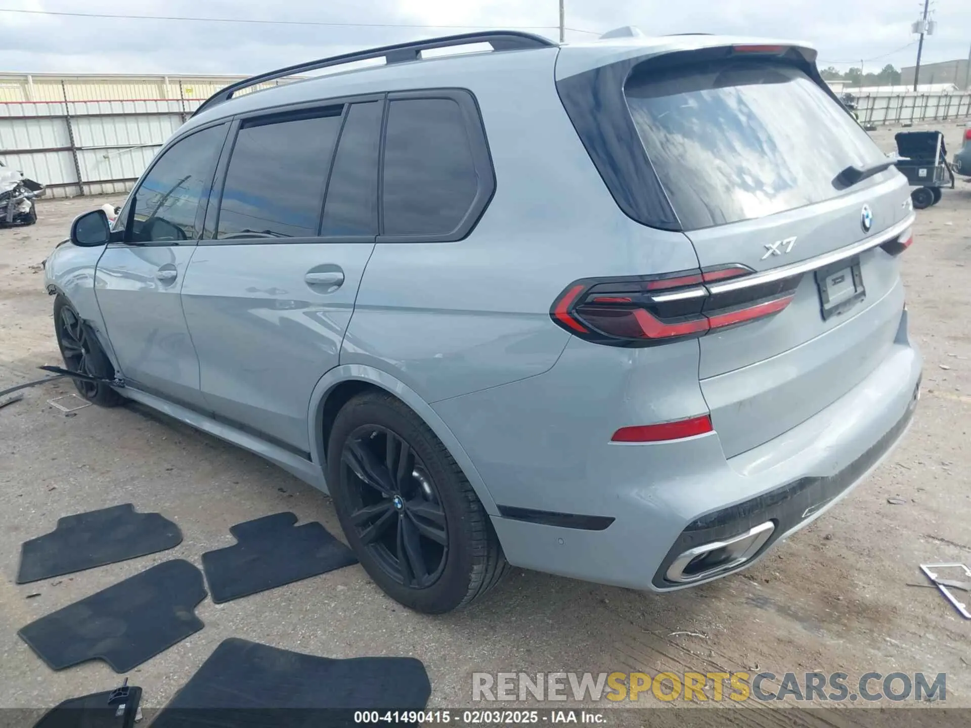 3 Photograph of a damaged car 5UX23EM01S9W23566 BMW X7 2025