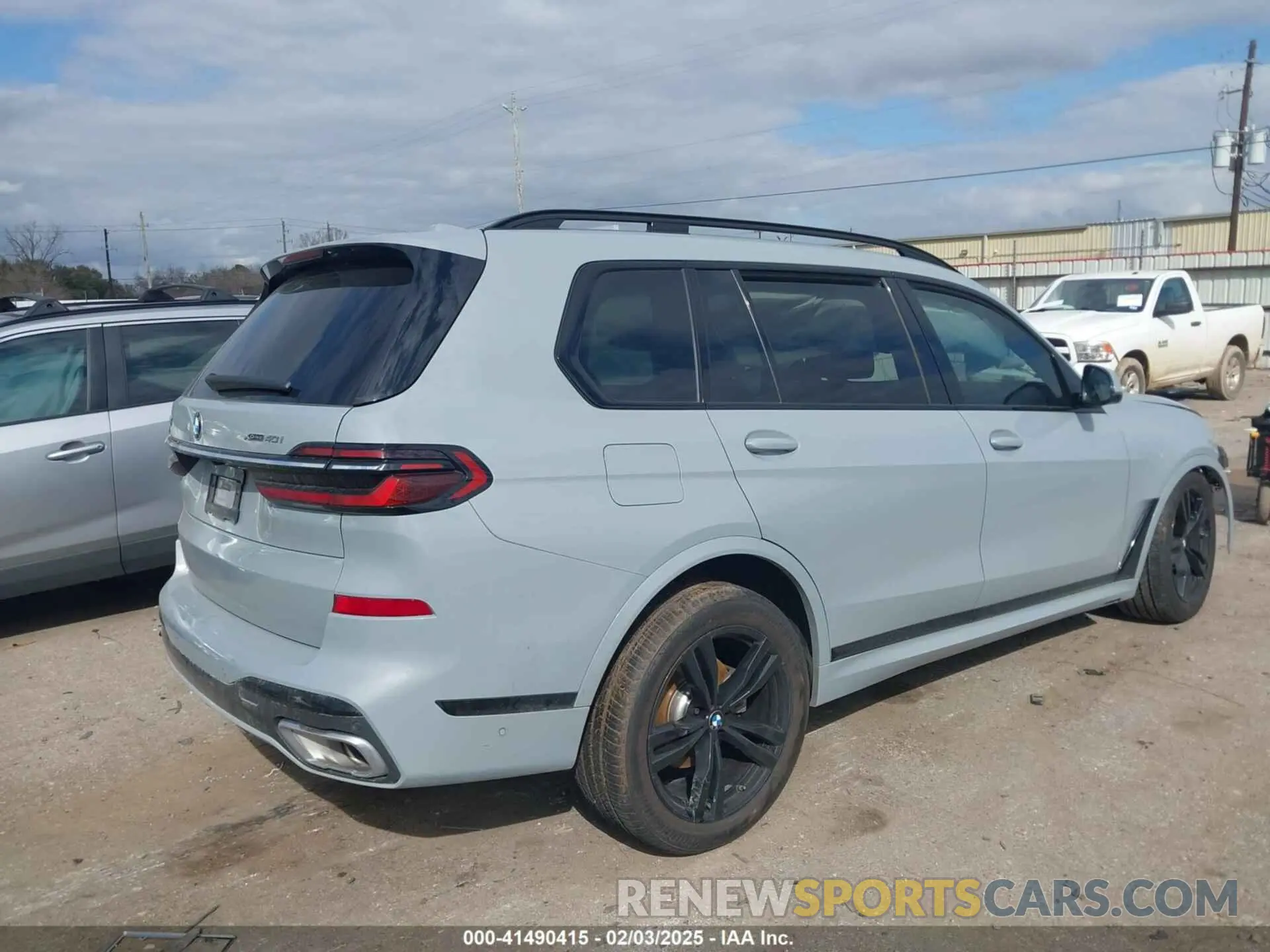 4 Photograph of a damaged car 5UX23EM01S9W23566 BMW X7 2025