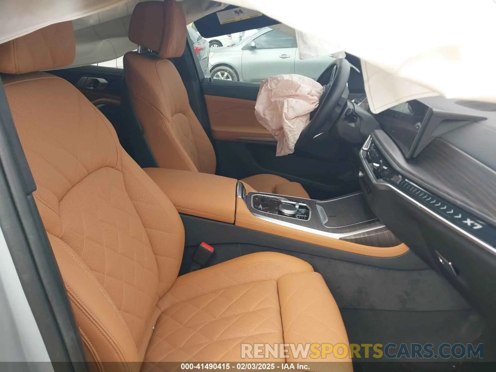 5 Photograph of a damaged car 5UX23EM01S9W23566 BMW X7 2025