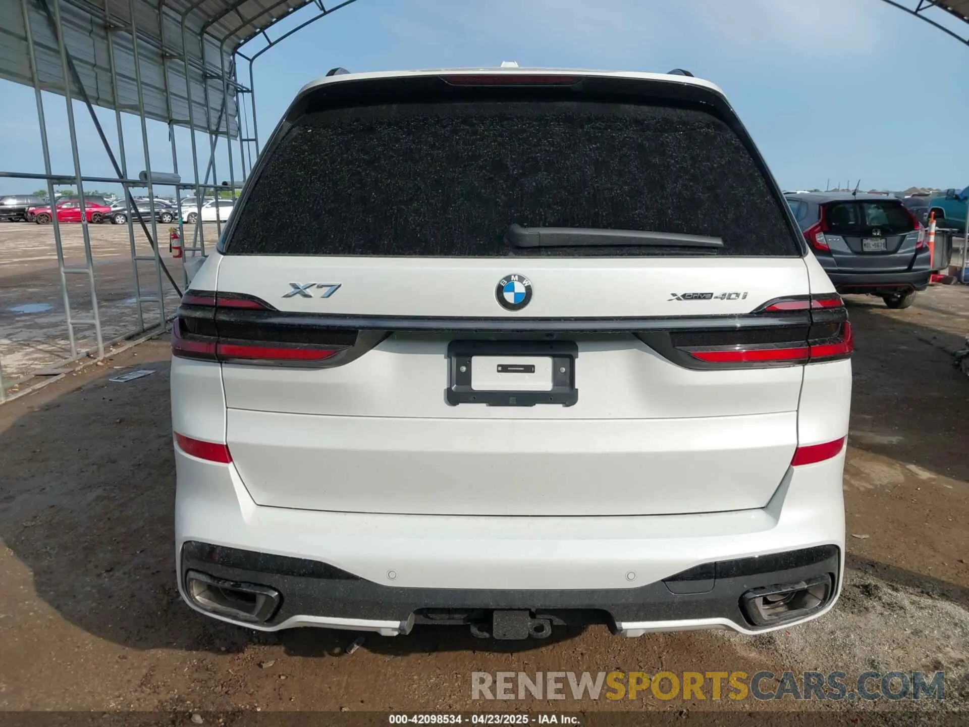 16 Photograph of a damaged car 5UX23EM03S9Z89867 BMW X7 2025