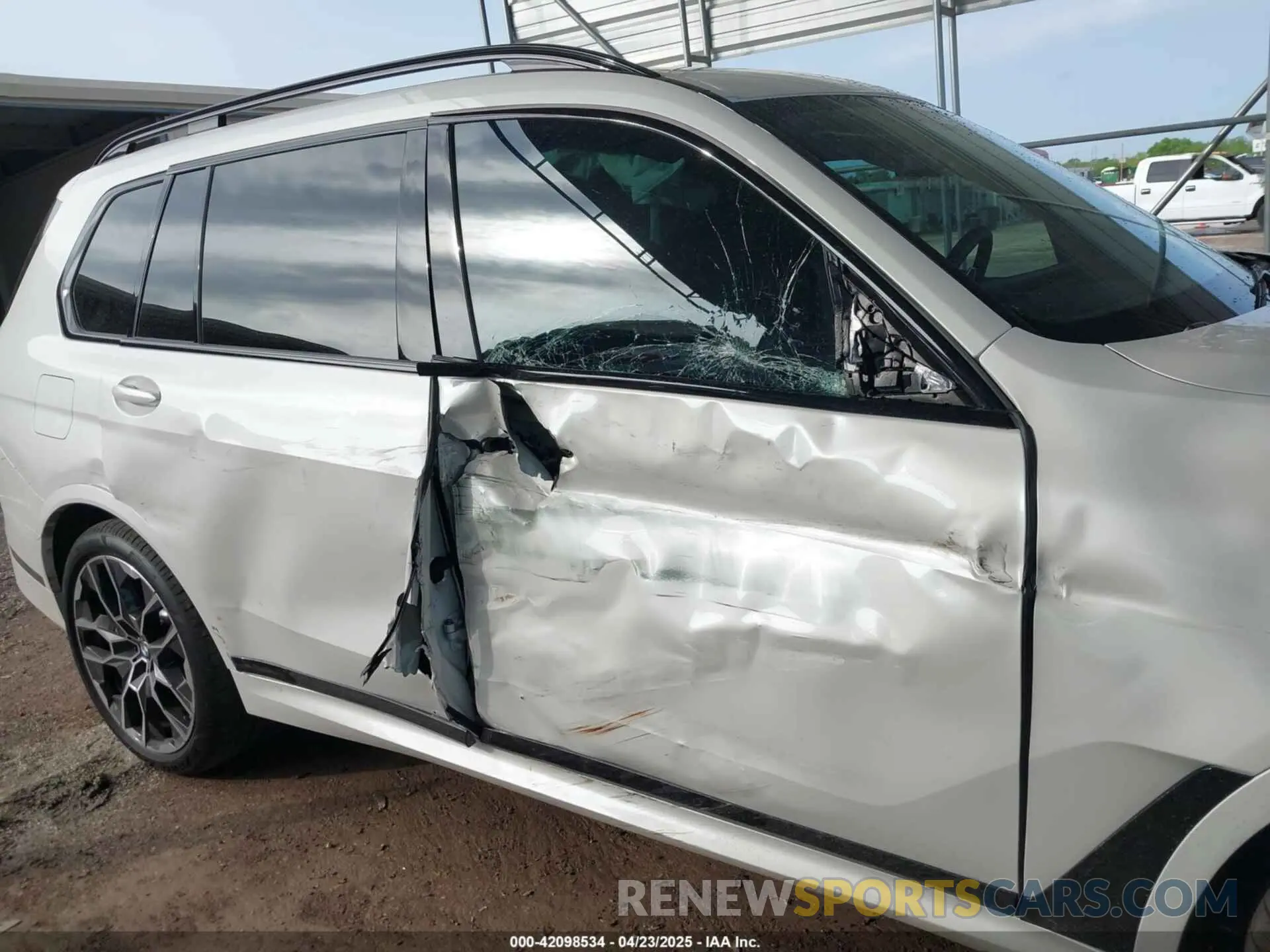6 Photograph of a damaged car 5UX23EM03S9Z89867 BMW X7 2025