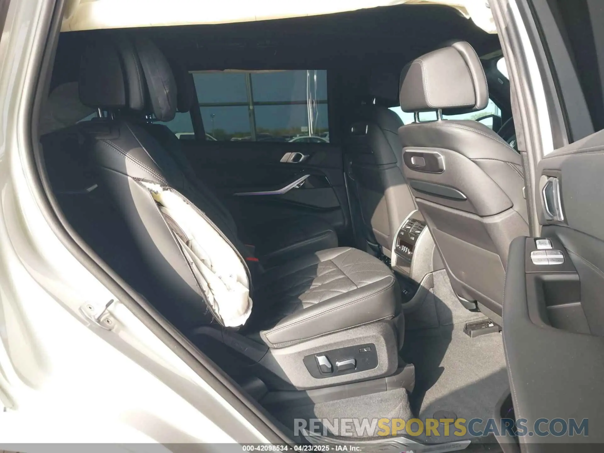 8 Photograph of a damaged car 5UX23EM03S9Z89867 BMW X7 2025