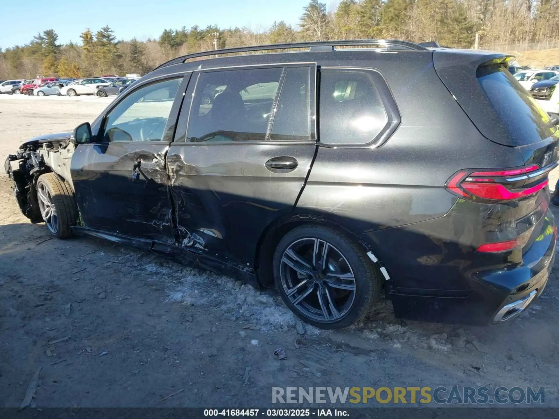 14 Photograph of a damaged car 5UX23EM04S9Y00286 BMW X7 2025