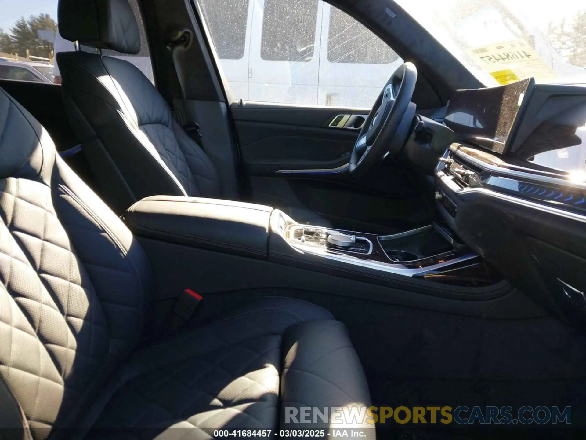 5 Photograph of a damaged car 5UX23EM04S9Y00286 BMW X7 2025