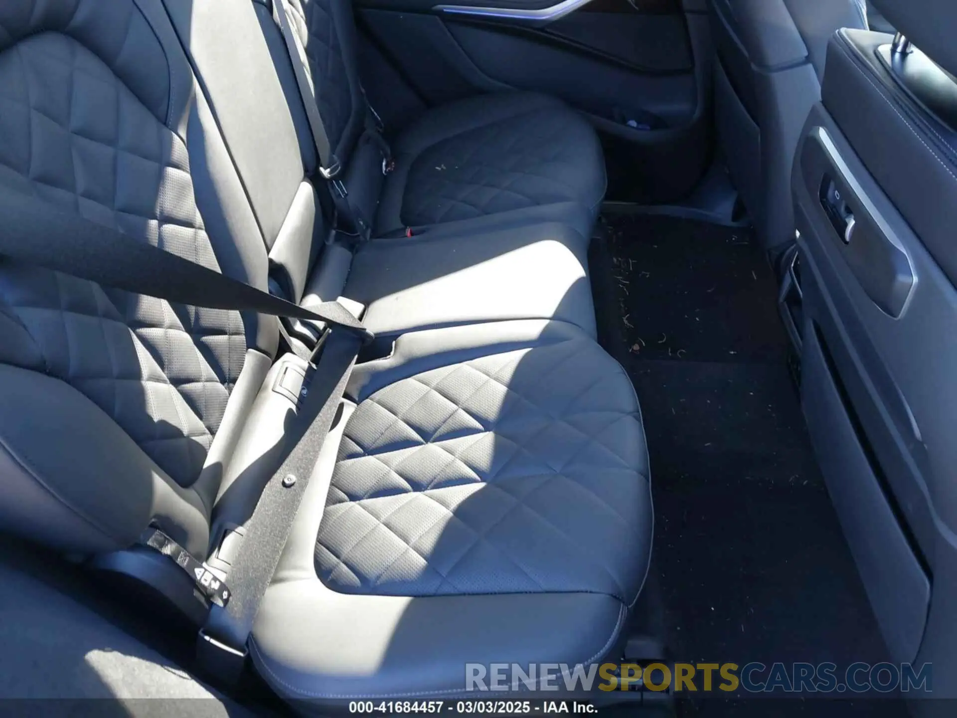 8 Photograph of a damaged car 5UX23EM04S9Y00286 BMW X7 2025