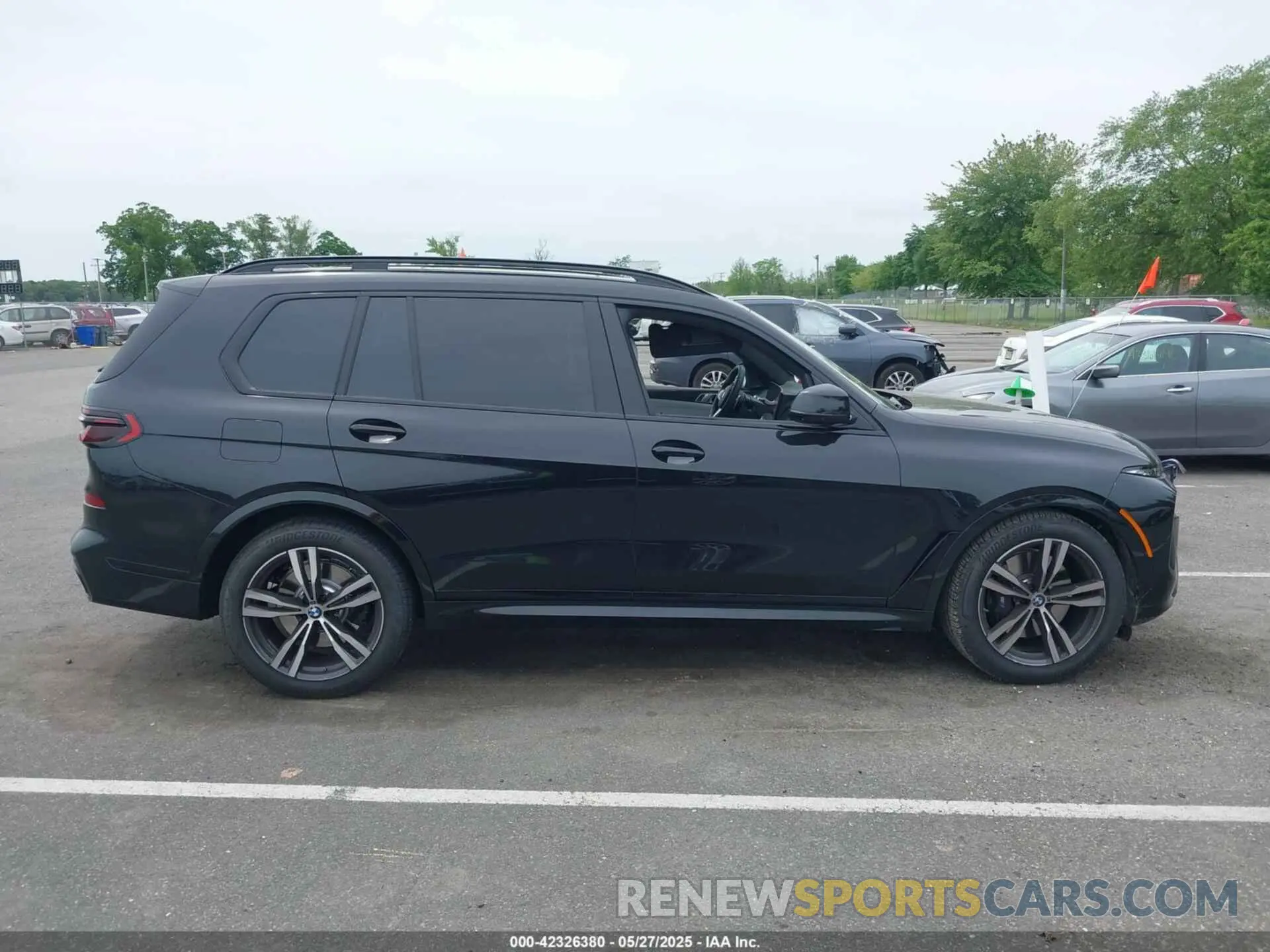 12 Photograph of a damaged car 5UX23EM04S9Y31084 BMW X7 2025