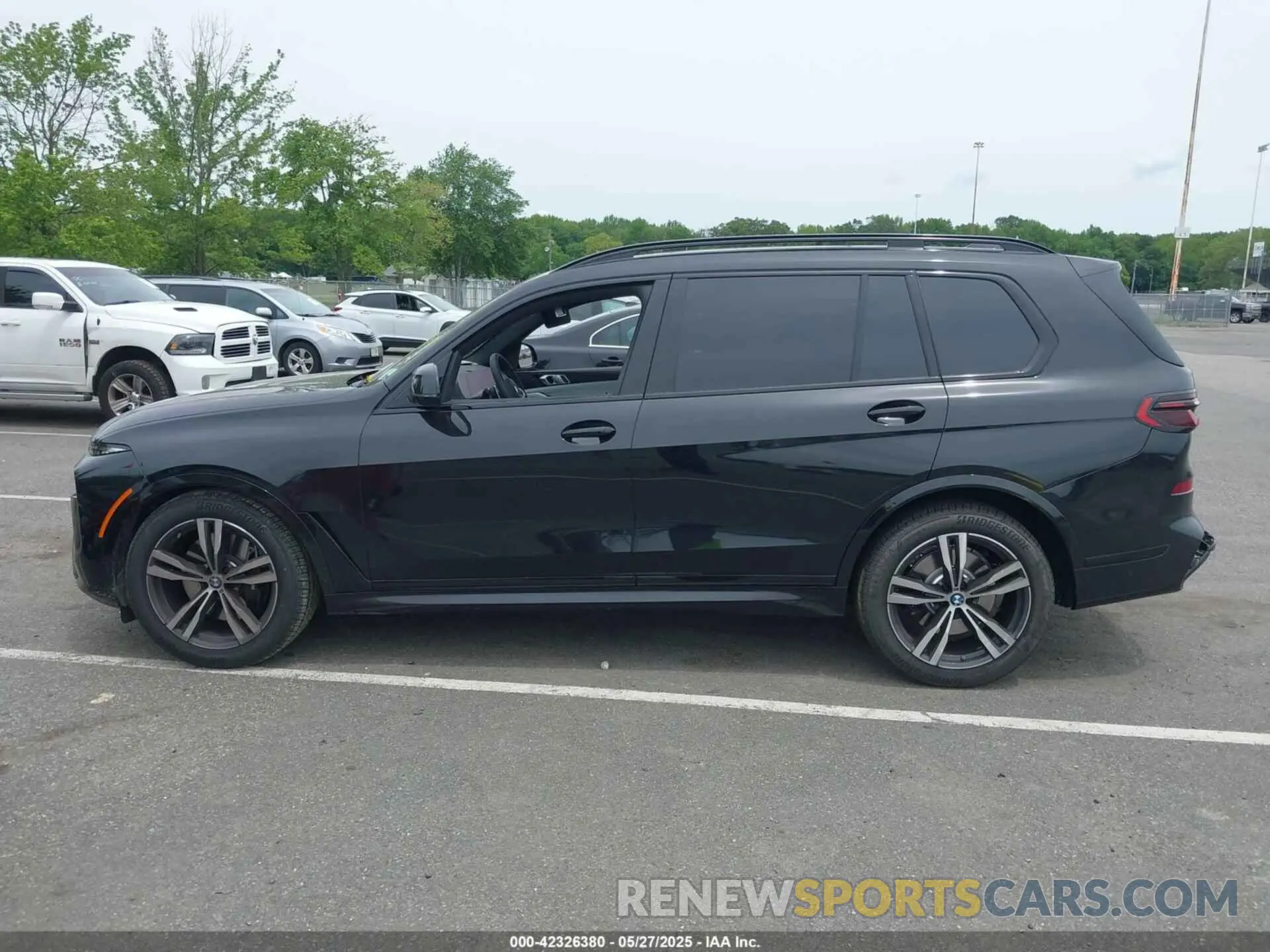 13 Photograph of a damaged car 5UX23EM04S9Y31084 BMW X7 2025