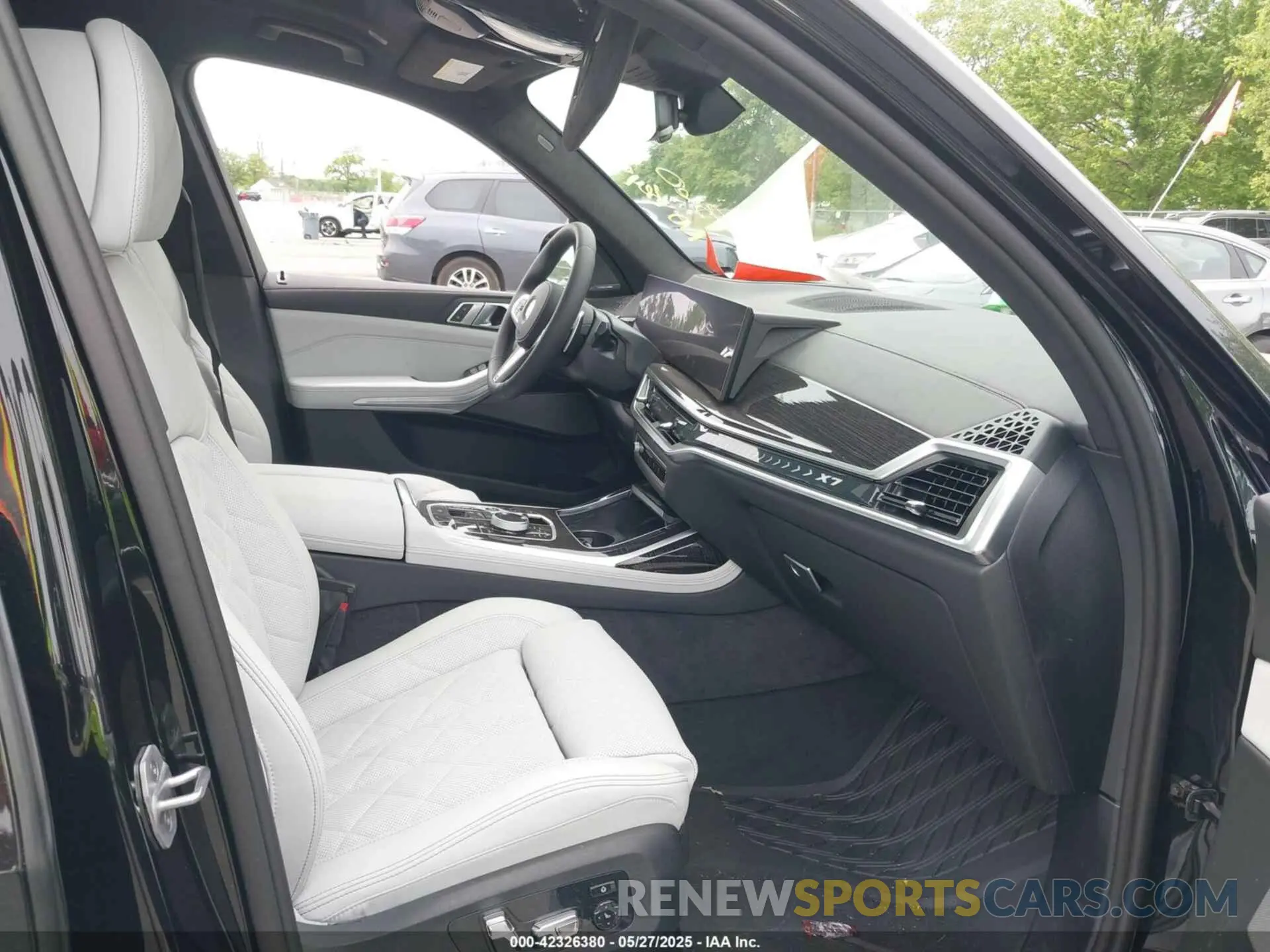 5 Photograph of a damaged car 5UX23EM04S9Y31084 BMW X7 2025