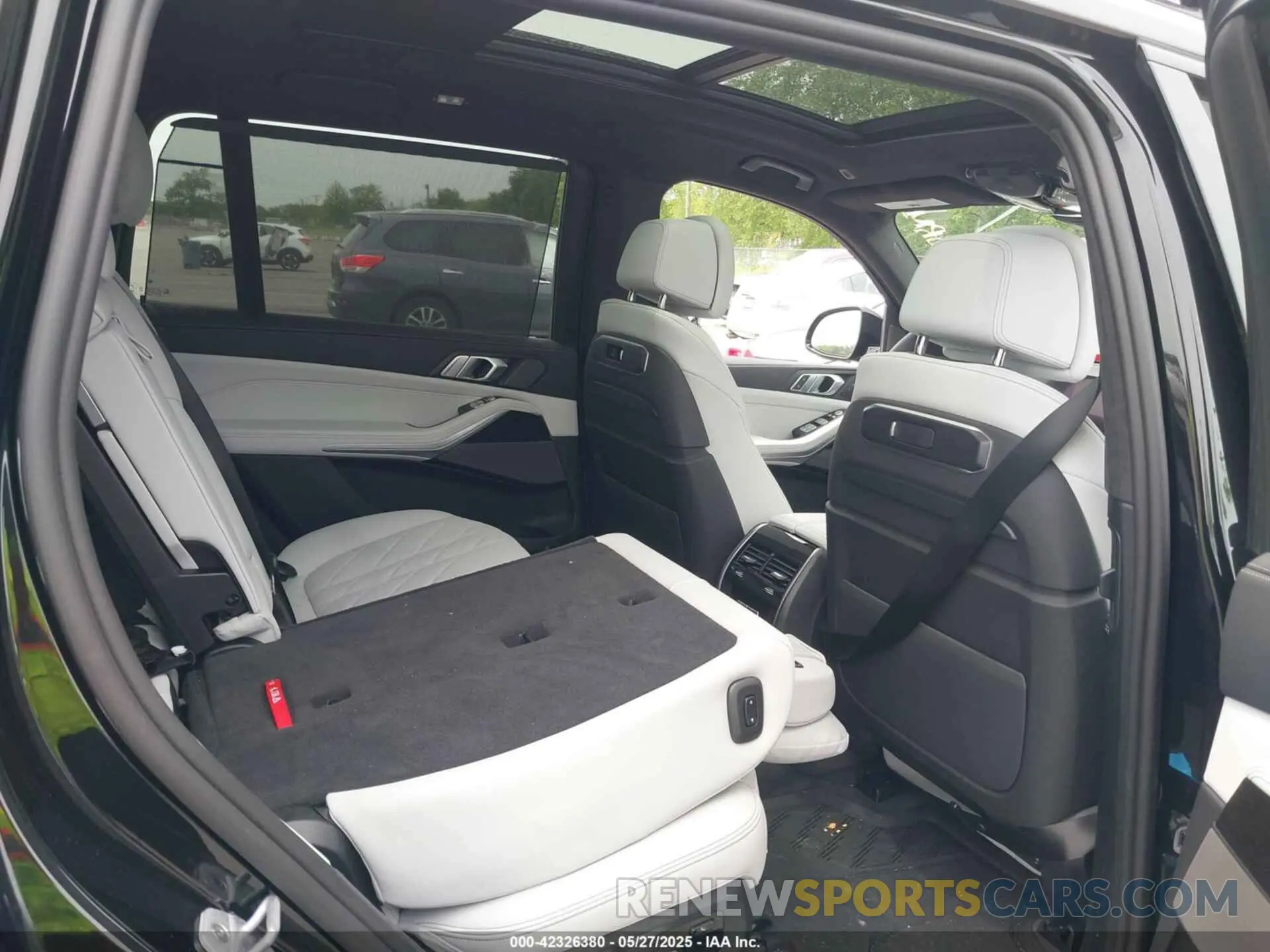8 Photograph of a damaged car 5UX23EM04S9Y31084 BMW X7 2025