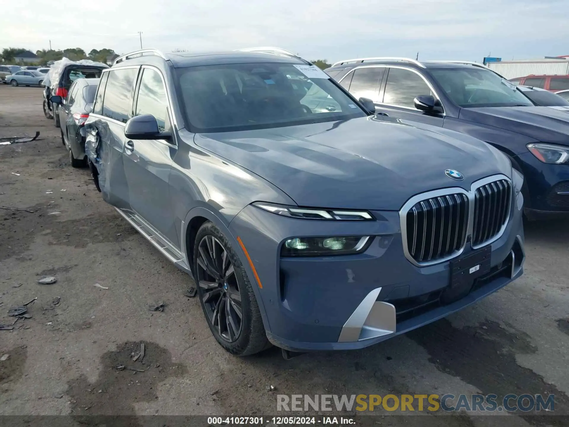 1 Photograph of a damaged car 5UX23EM05S9W58322 BMW X7 2025