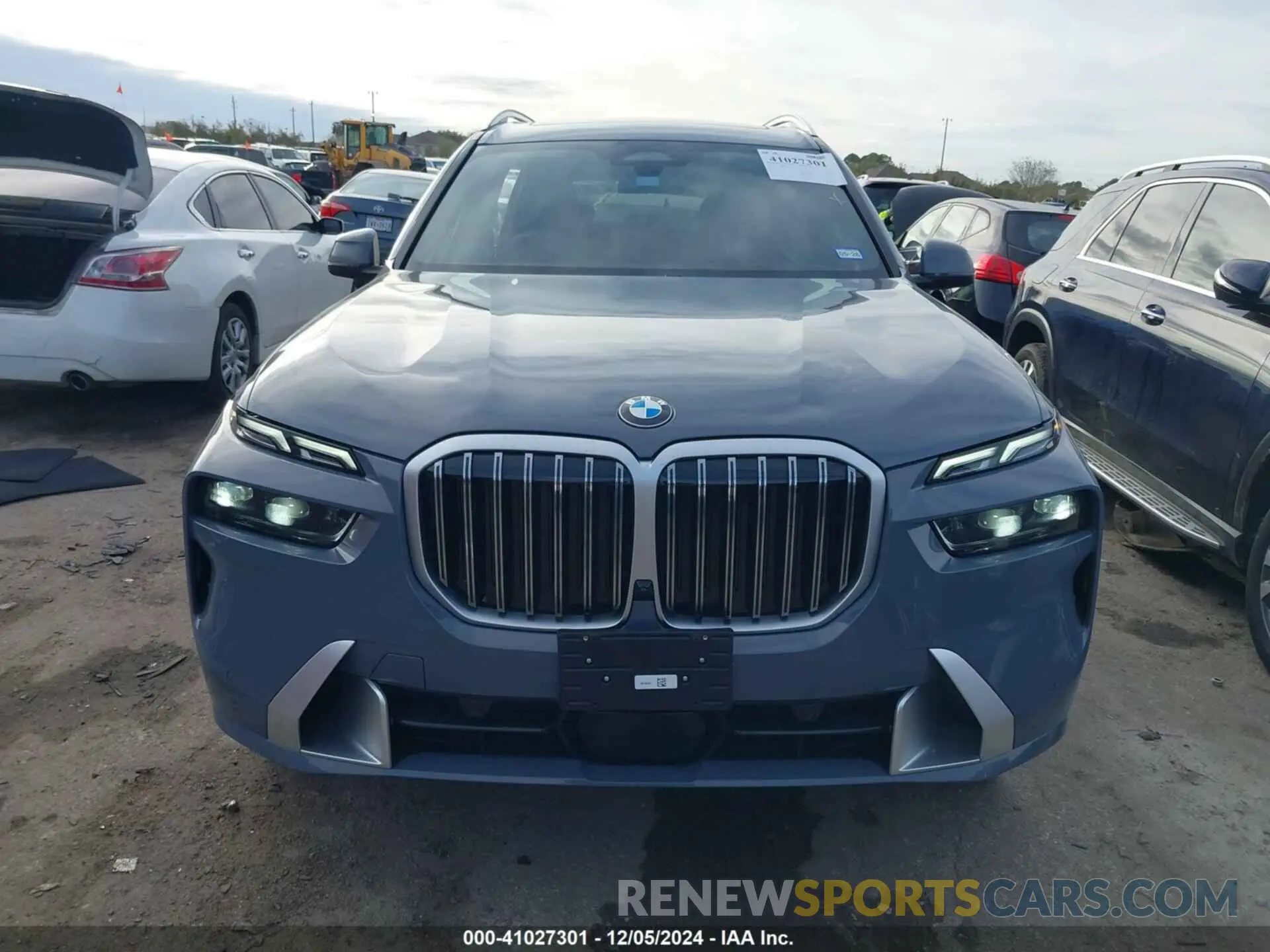 13 Photograph of a damaged car 5UX23EM05S9W58322 BMW X7 2025