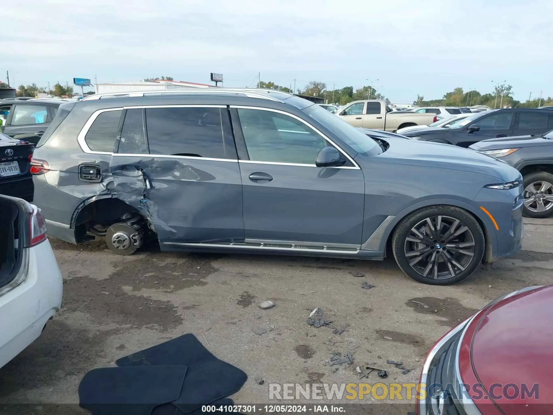14 Photograph of a damaged car 5UX23EM05S9W58322 BMW X7 2025
