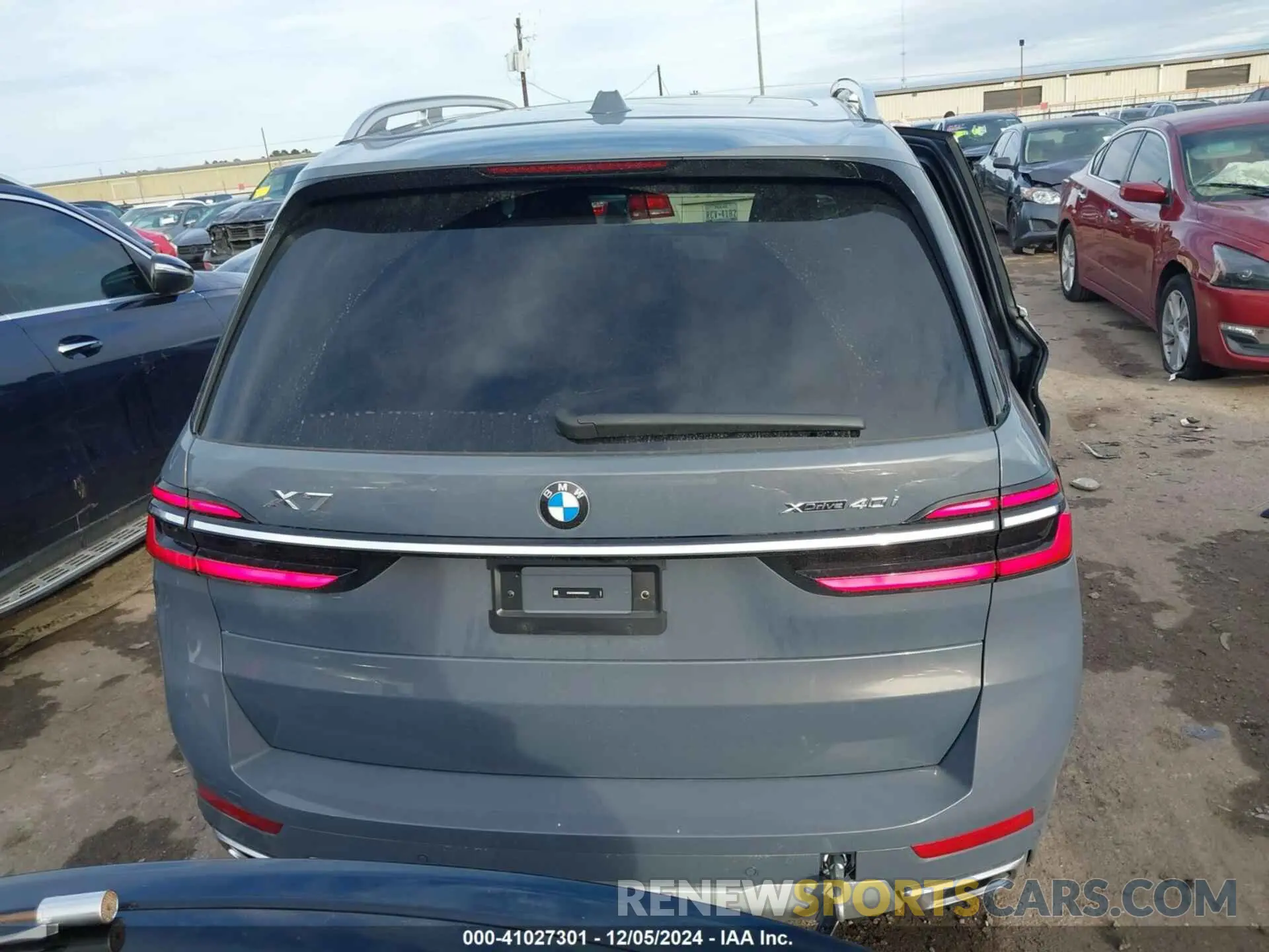 17 Photograph of a damaged car 5UX23EM05S9W58322 BMW X7 2025
