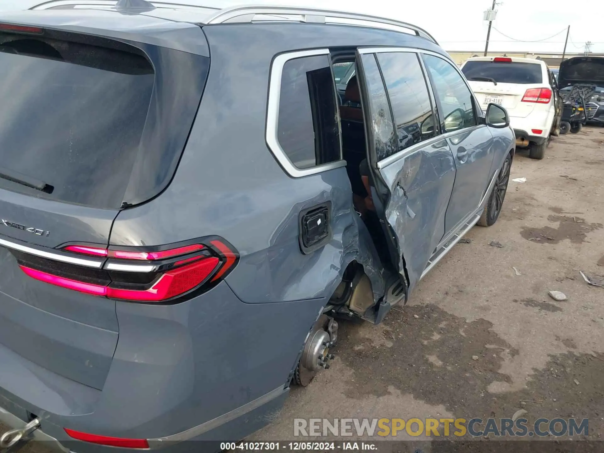 18 Photograph of a damaged car 5UX23EM05S9W58322 BMW X7 2025