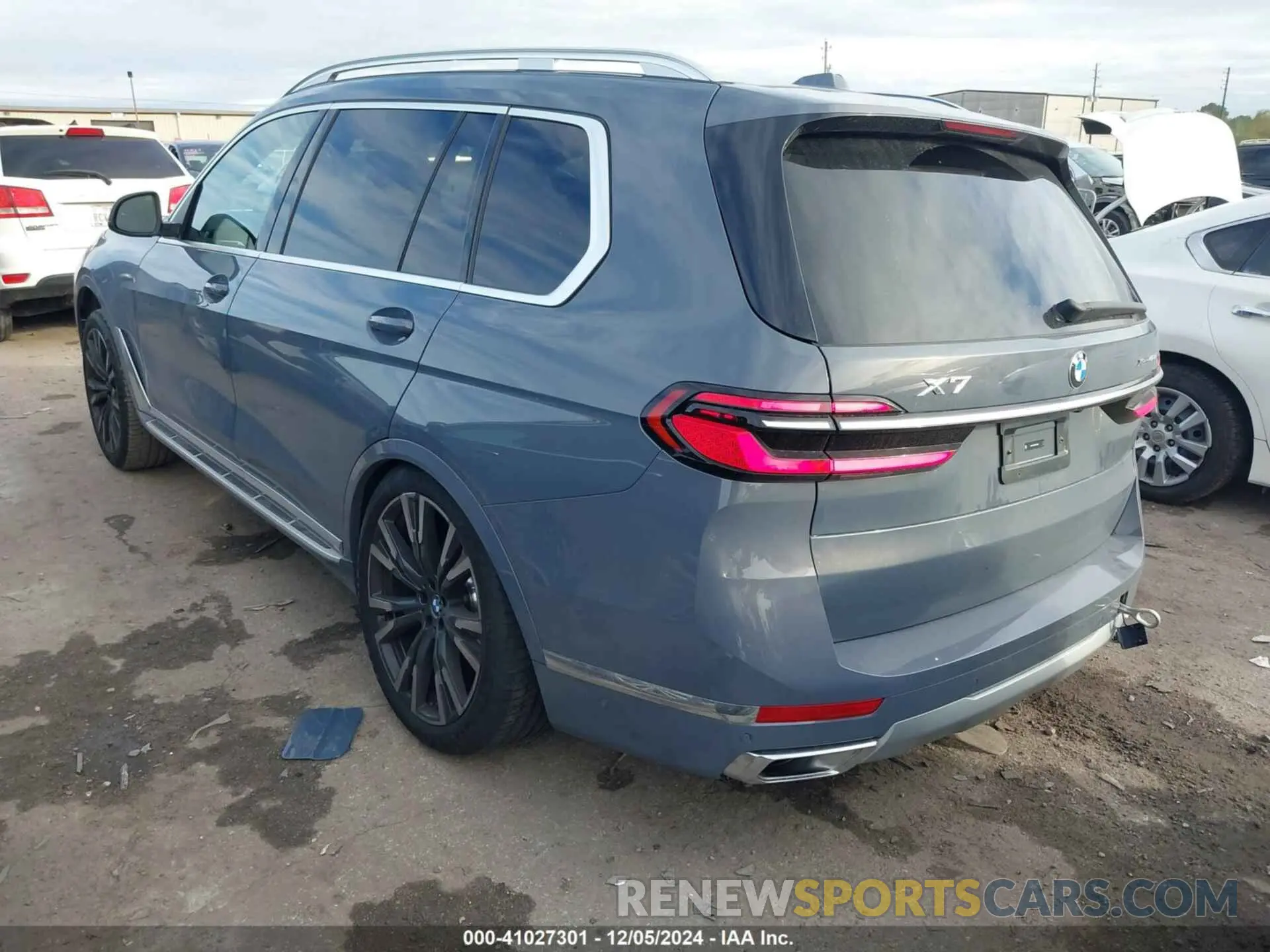 3 Photograph of a damaged car 5UX23EM05S9W58322 BMW X7 2025