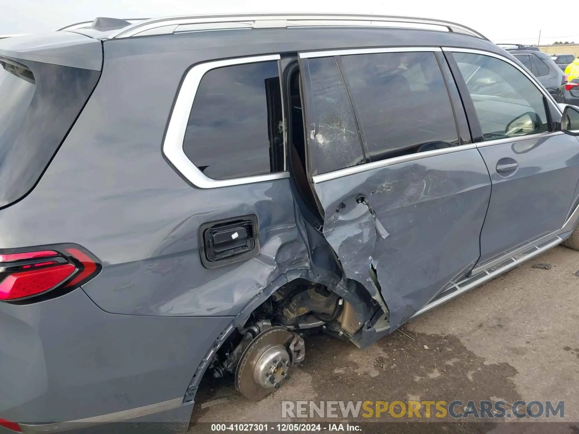 6 Photograph of a damaged car 5UX23EM05S9W58322 BMW X7 2025