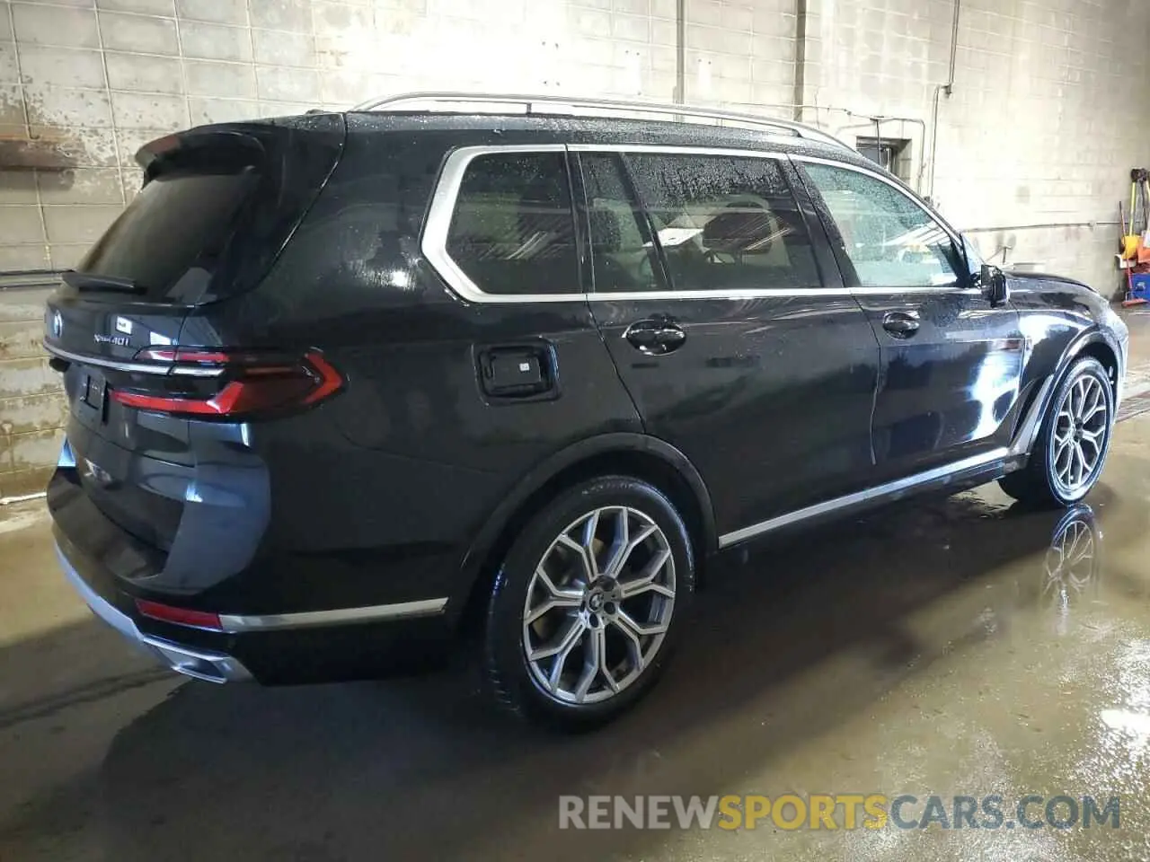 3 Photograph of a damaged car 5UX23EM05S9X62762 BMW X7 2025