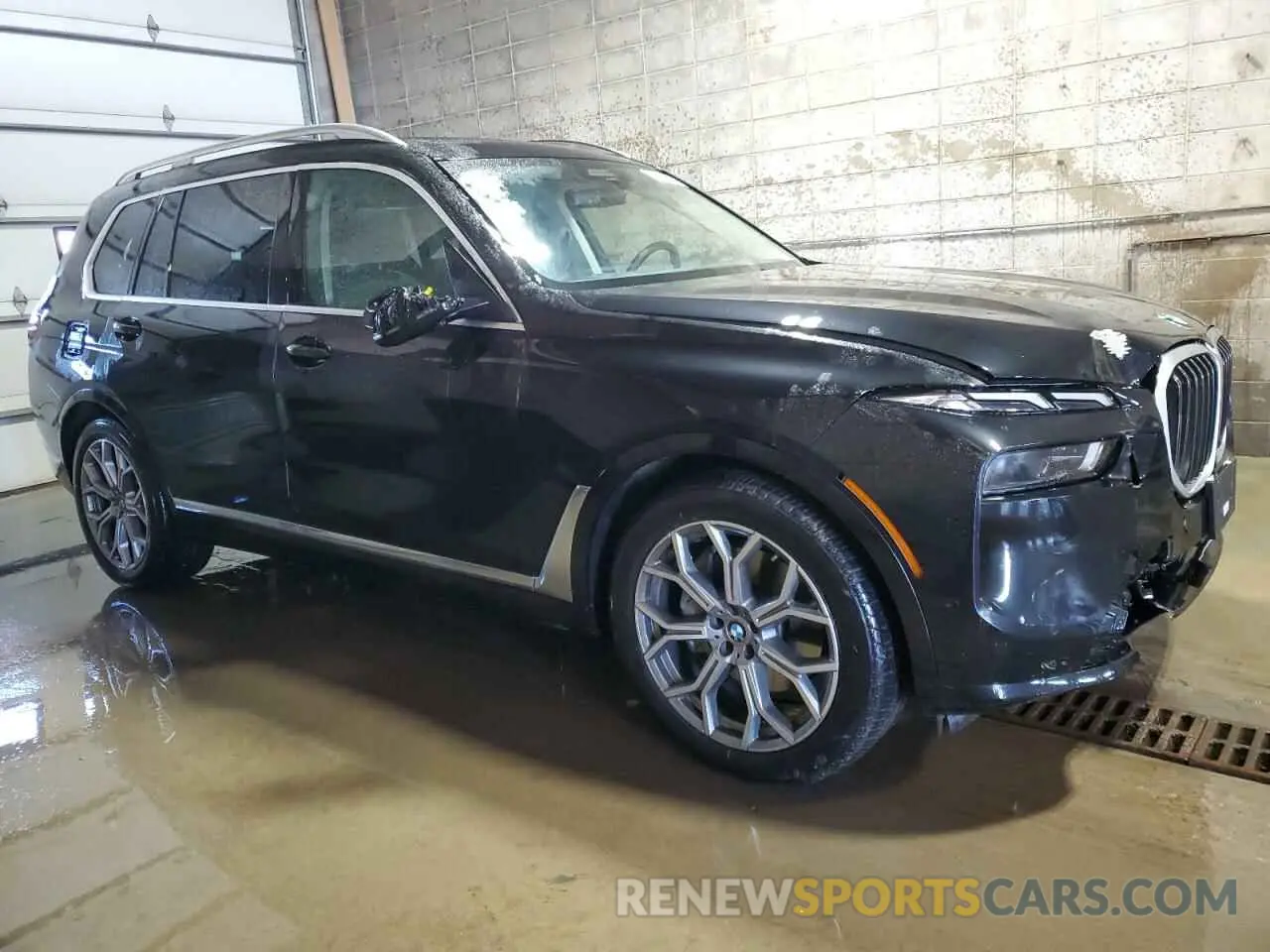 4 Photograph of a damaged car 5UX23EM05S9X62762 BMW X7 2025