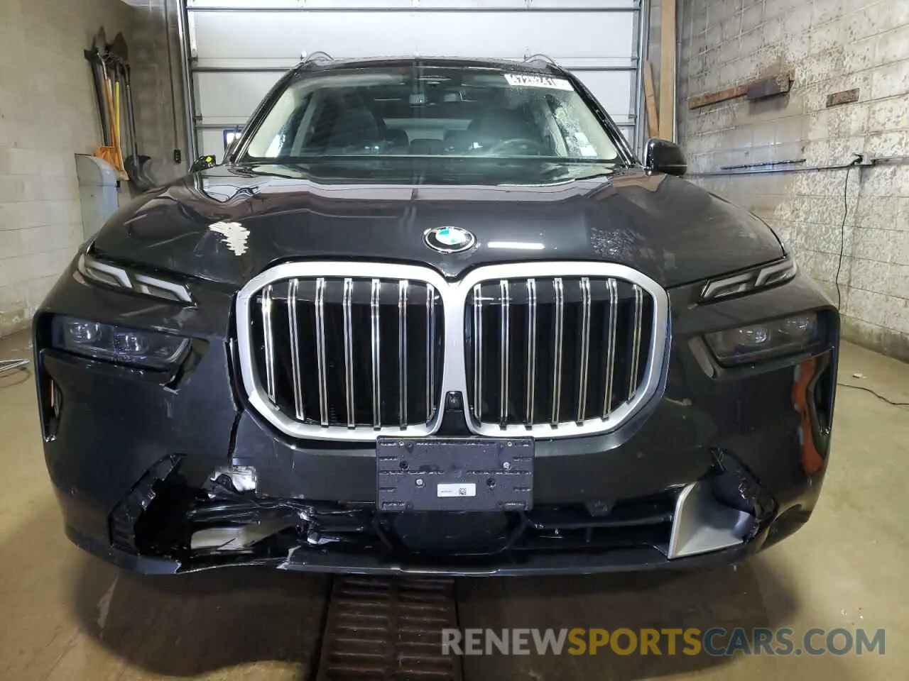 5 Photograph of a damaged car 5UX23EM05S9X62762 BMW X7 2025