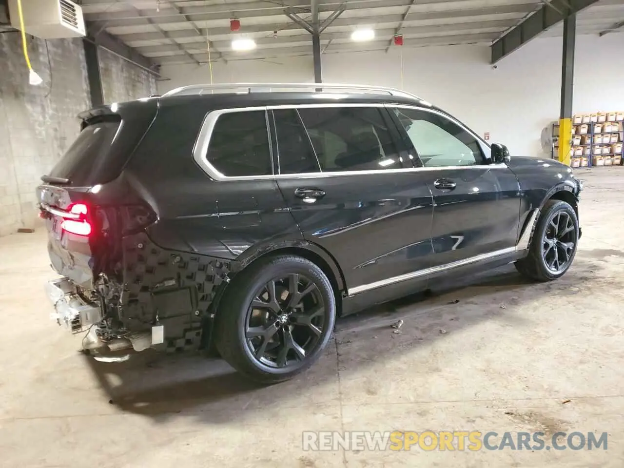 3 Photograph of a damaged car 5UX23EM05S9X70103 BMW X7 2025